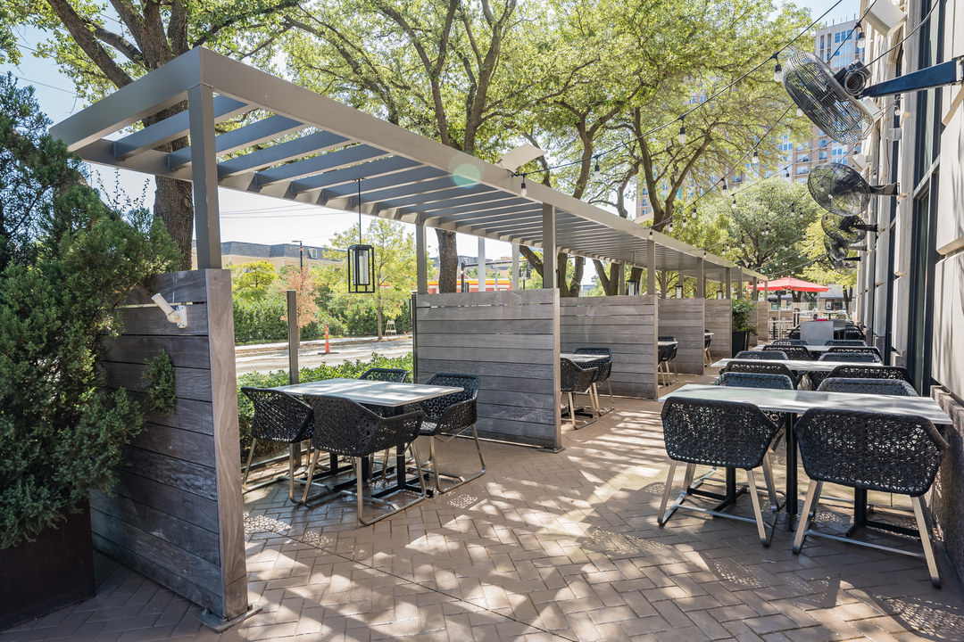 Moxies Restaurant & Bar lunch, dinner, happy hour Dallas Crescent