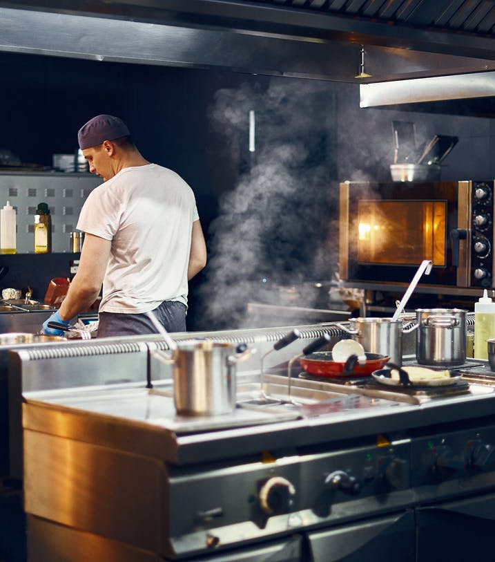 Cuisine professionnelle en action, où le végétal devient un terrain de jeu culinaire créatif et gourmand, reflet du savoir-faire Moyam.