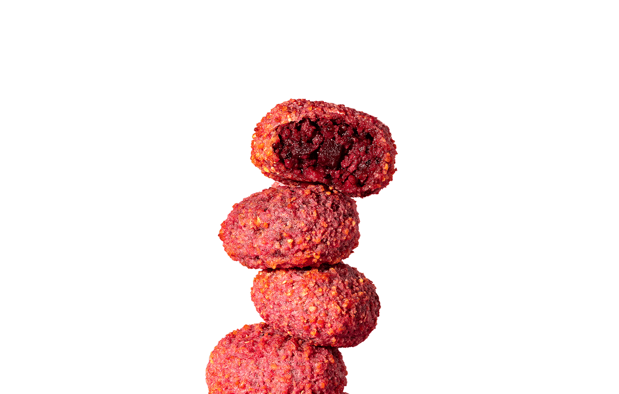 Bouchées végétales à la betterave, croustillantes et fondantes mettant en valeur leur texture et leur couleur intense.