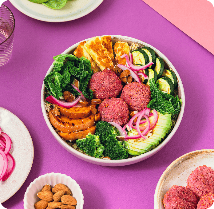 Recette Bowl patate douce, halloumi et amandes avec bouchées betterave, menthe, quinoa et poivre noir