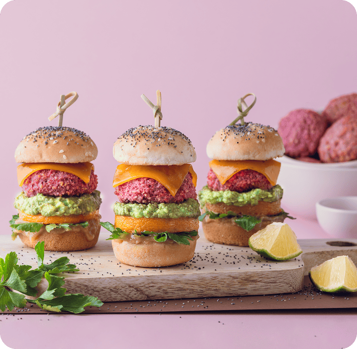 Recette de mini burger avocat, butternut, sauce tahini avec bouchées betterave, menthe, quinoa et poivre noir