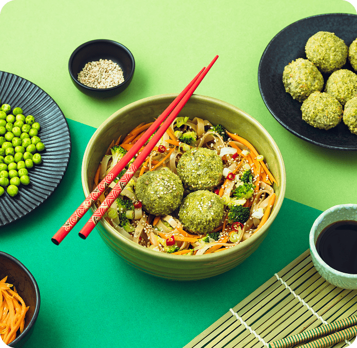Recette de wok de nouilles sauce soja et graines de sésame avec bouchées edamame, petits pois et wasabi