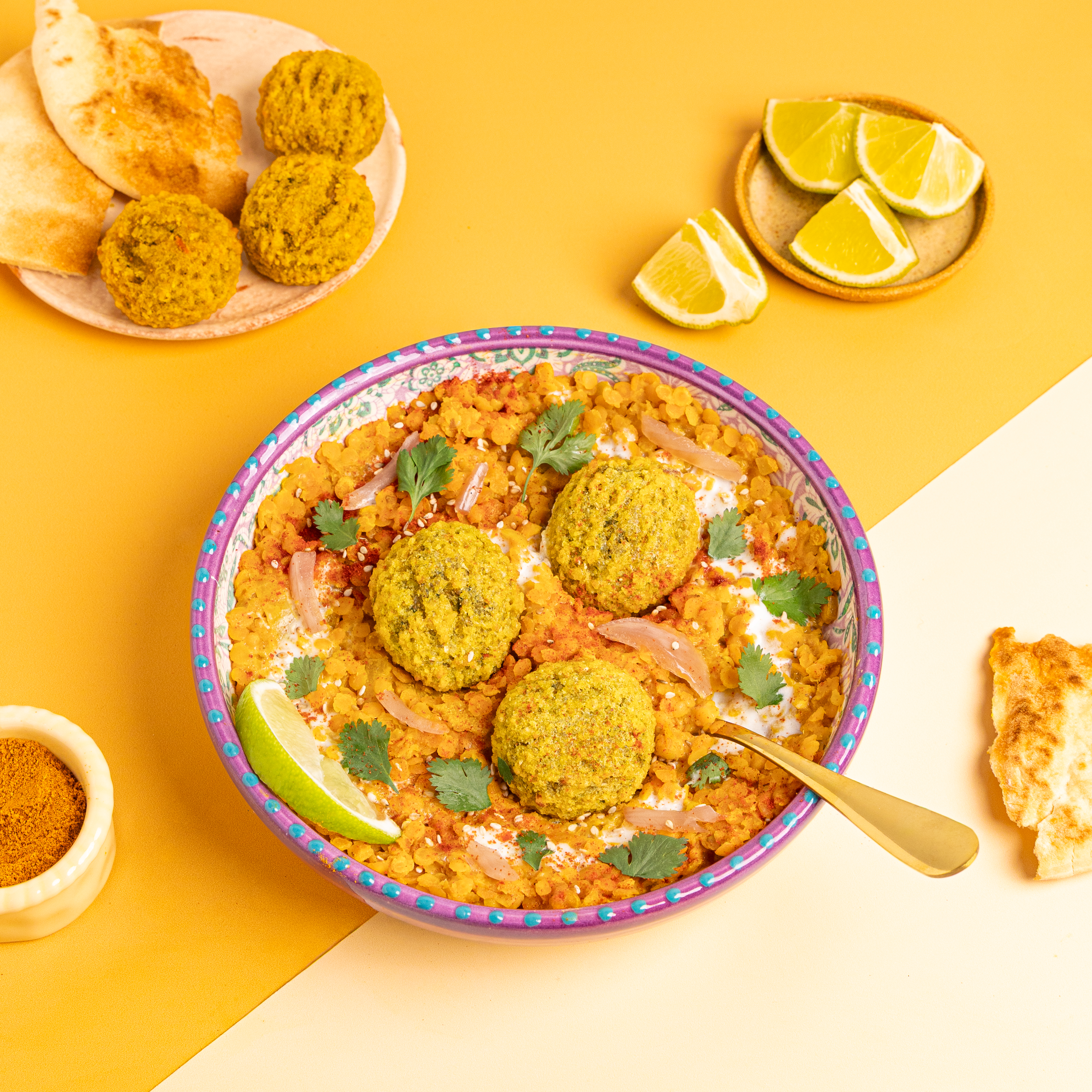 Dahl crémeux coco et lentilles corail avec bouchées lentilles, épinards et curry coco