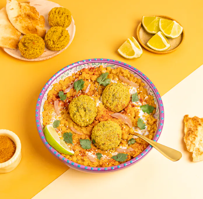 Dahl crémeux coco et lentilles corail avec bouchées lentilles, épinards et curry coco