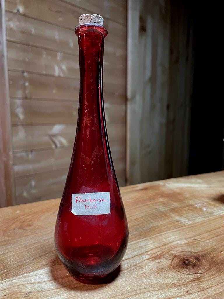 bouteille d'eau de vie de framboise 1998