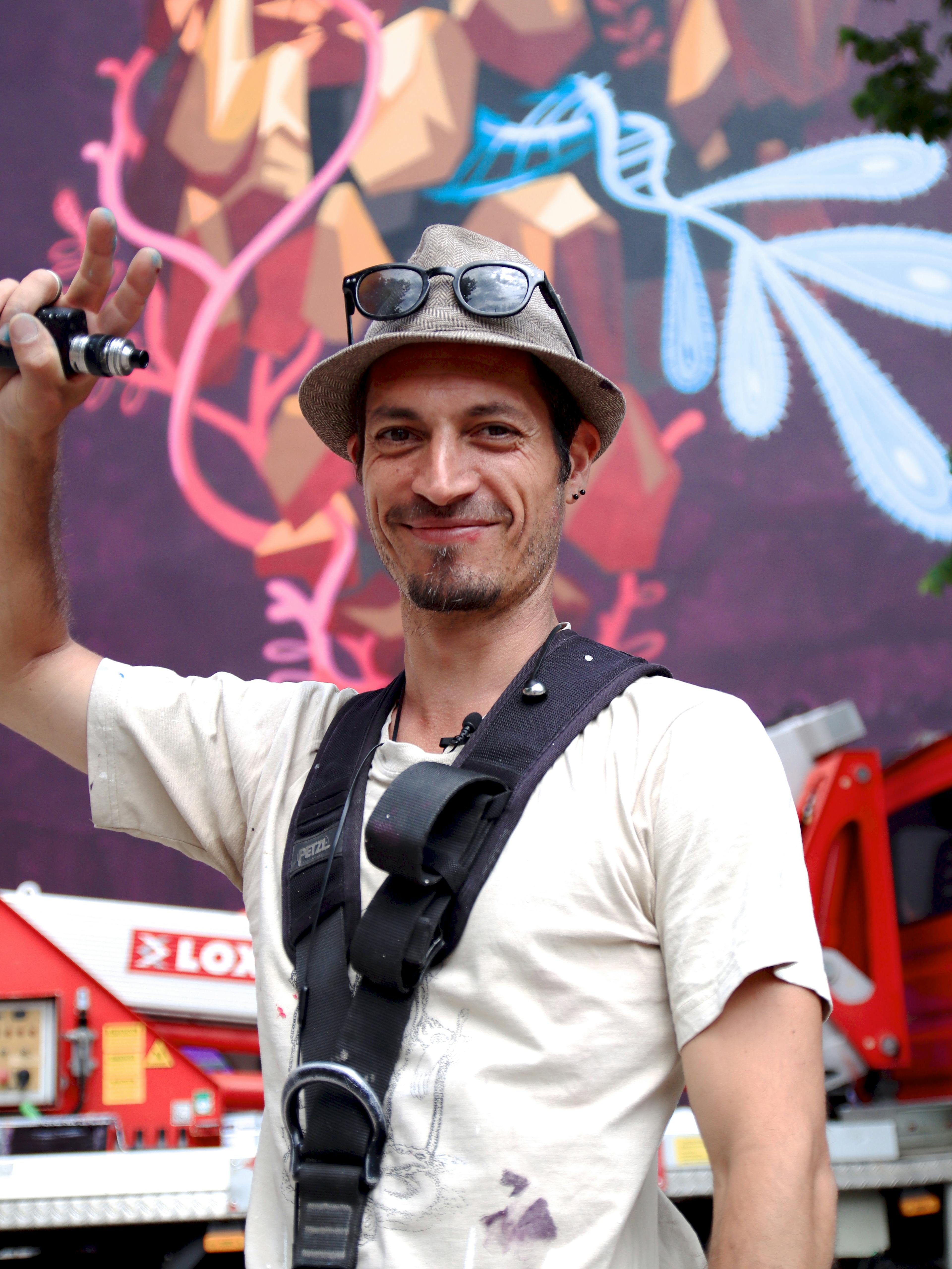 Abys2Fly devant sa fresque murale place des tapis