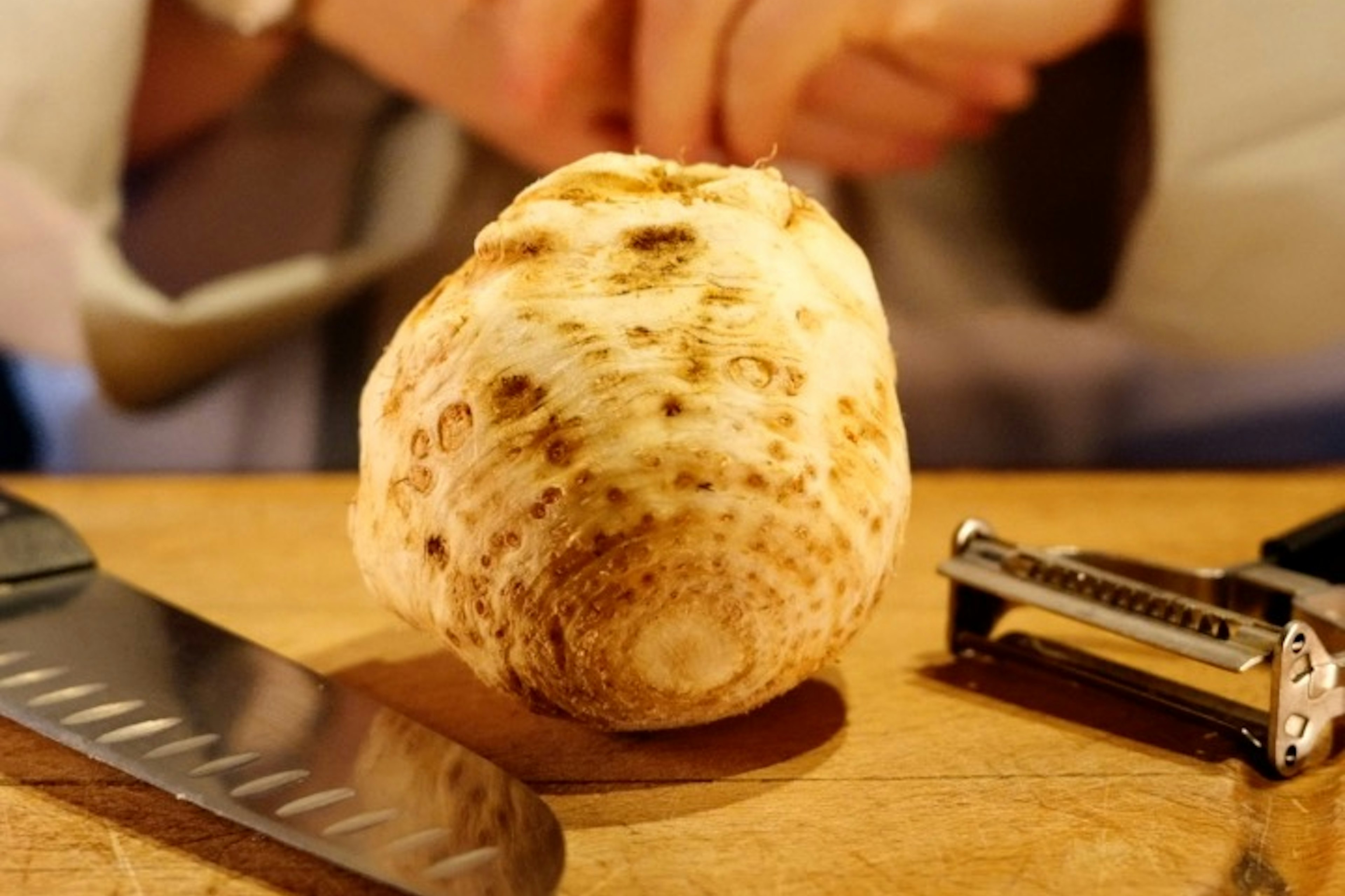 céleri rave sur une planche en bois, prêt à être cuisiné