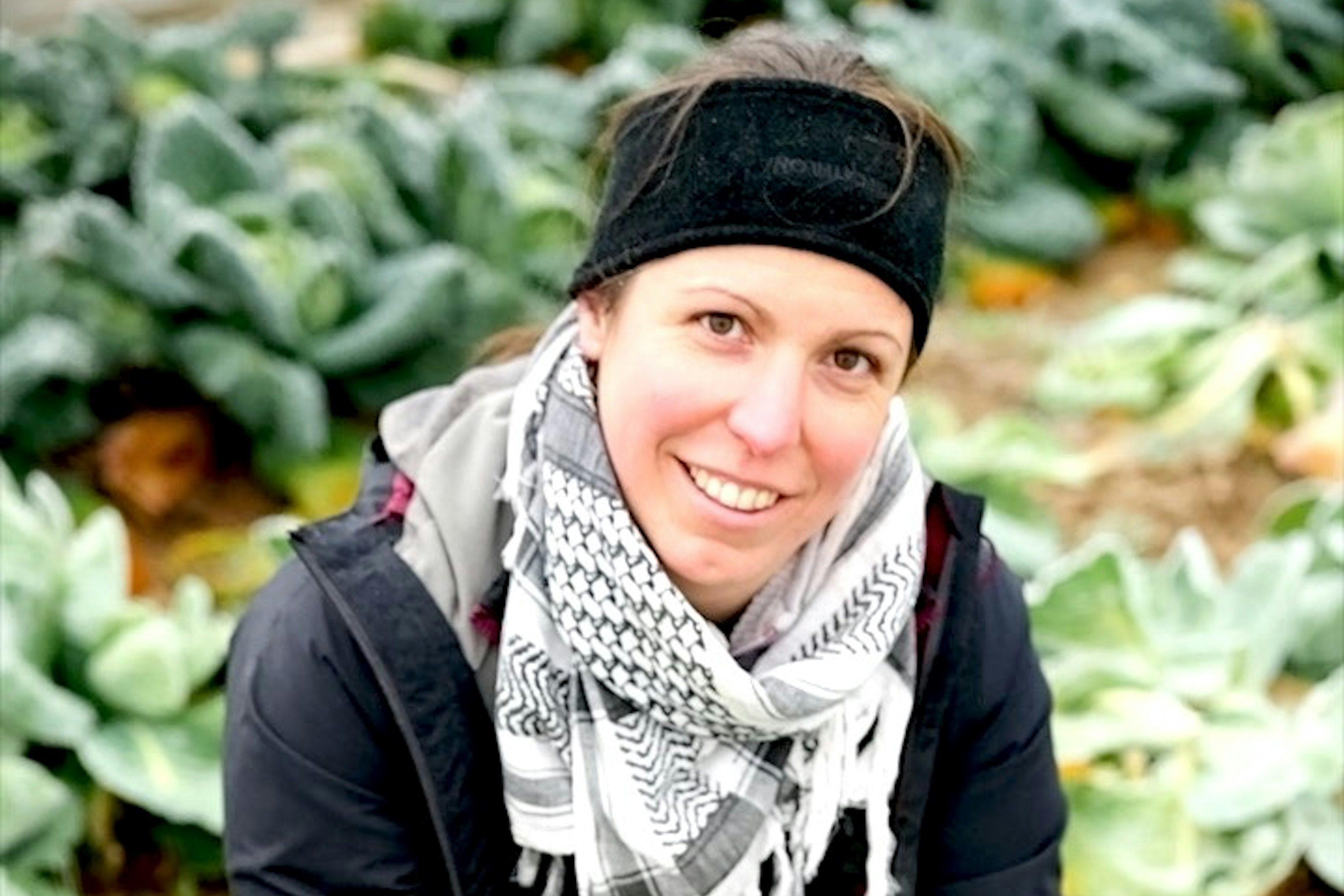 Camille, présente fièrement un chou frisé fraîchement cueilli