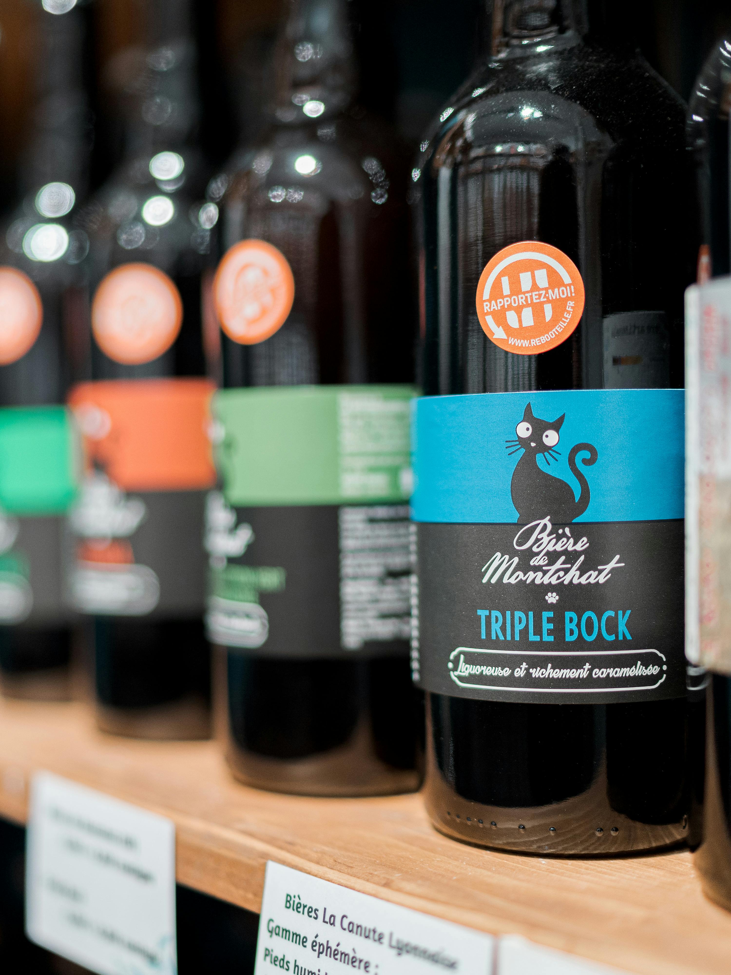 ligne de bouteilles en magasin portant le logo Rebooteille