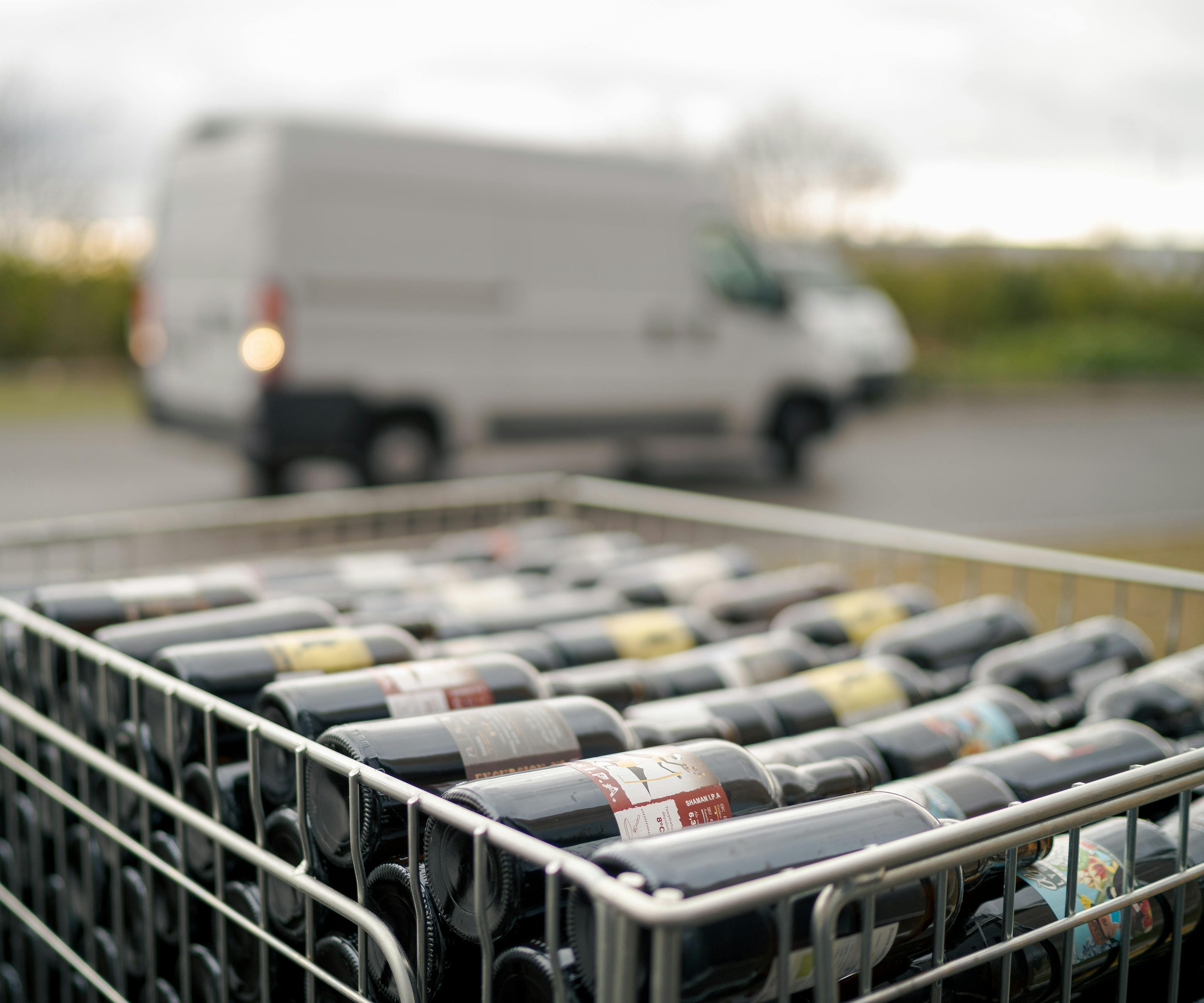 casier de bouteille à la sortie d'un magasin, en partance pour le site de tri