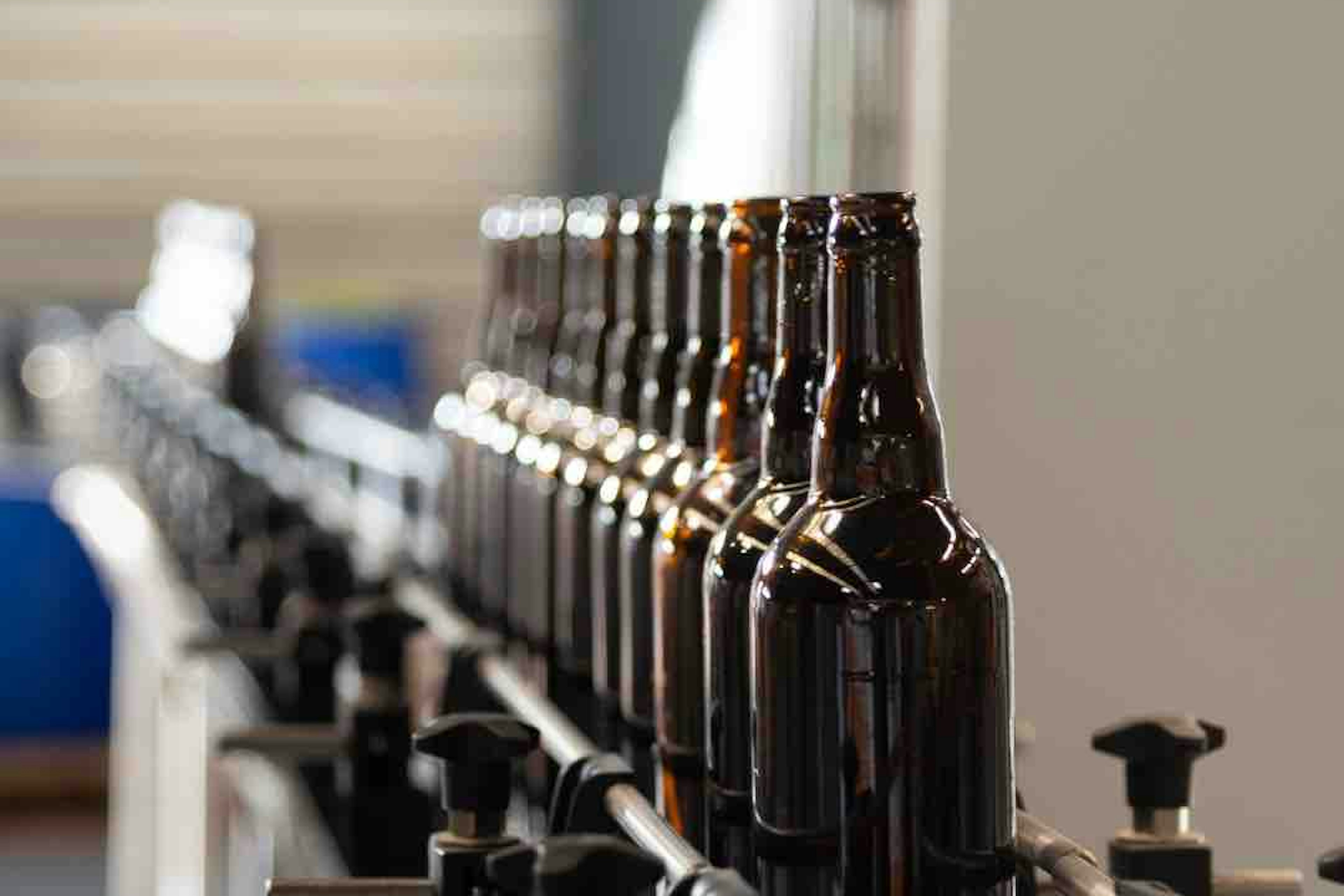 bouteille sur une ligne de lavage