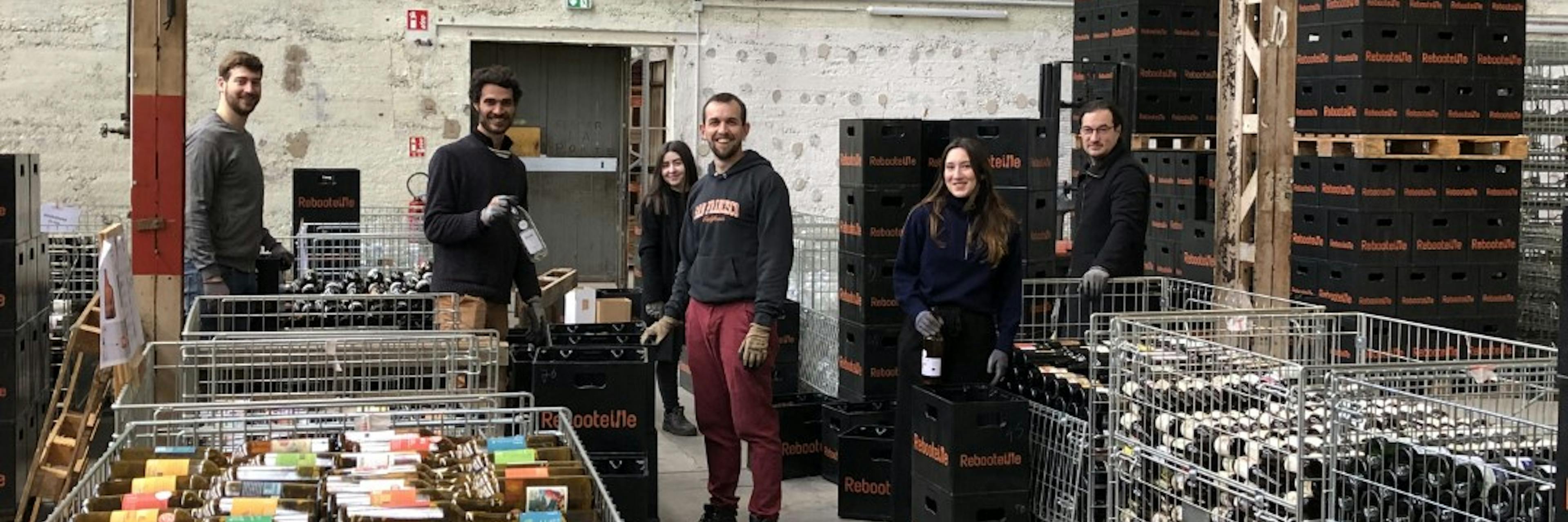l'équipe de Rebooteille entourée par des casiers de ré-emploi