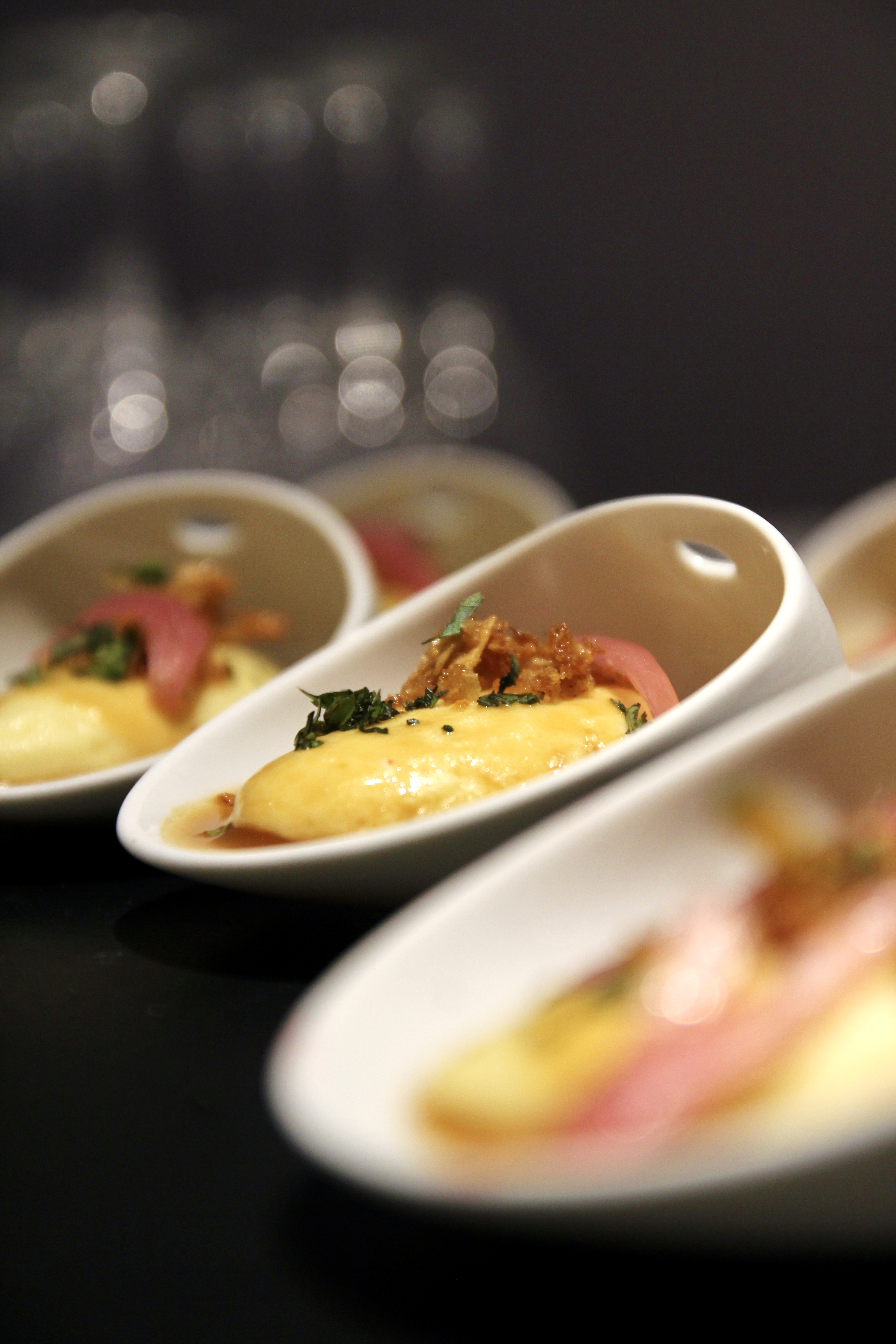 trois verrines contenant un amuse bouche : quenelle de haricots blancs