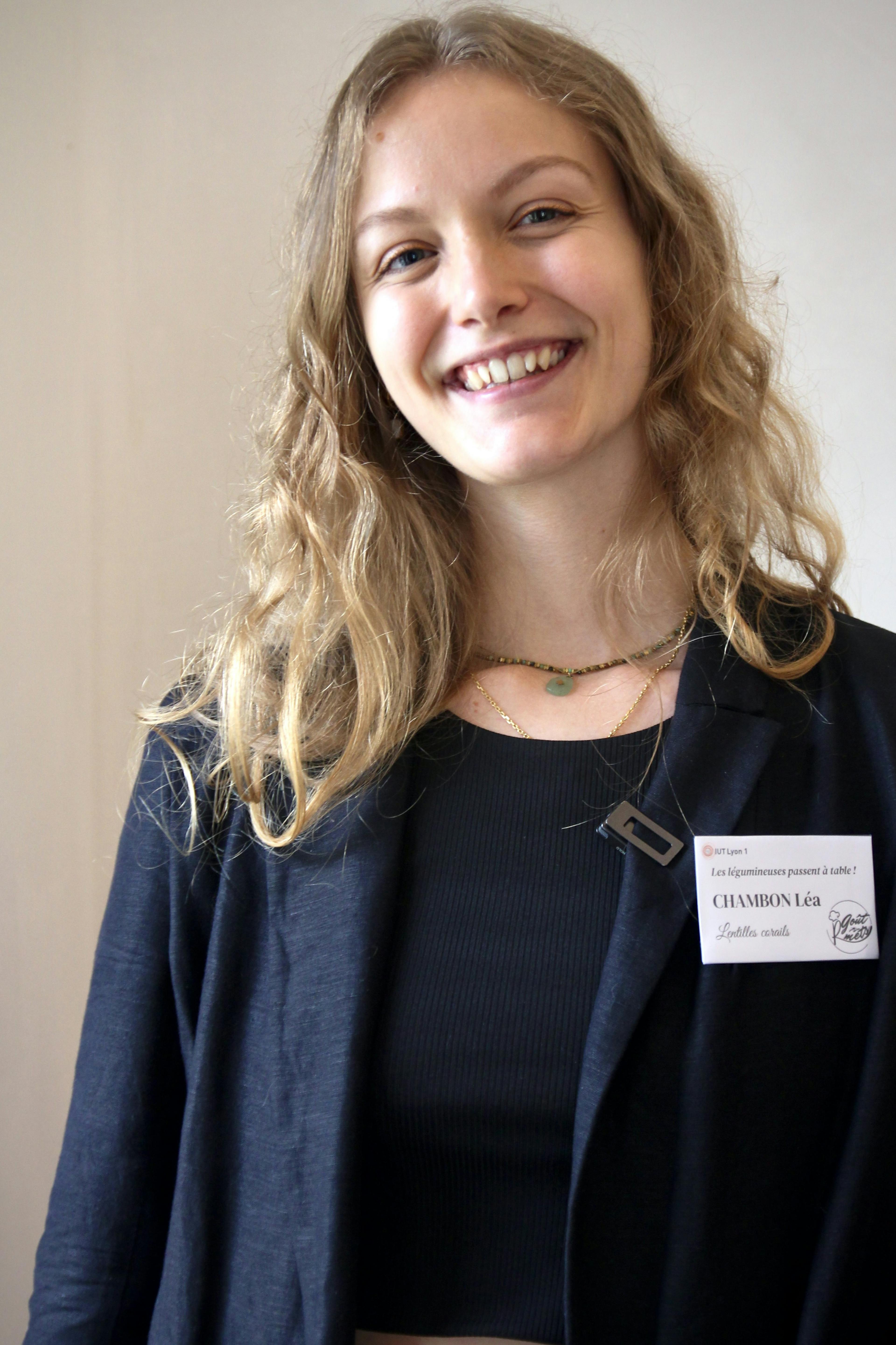 jeune fille souriante