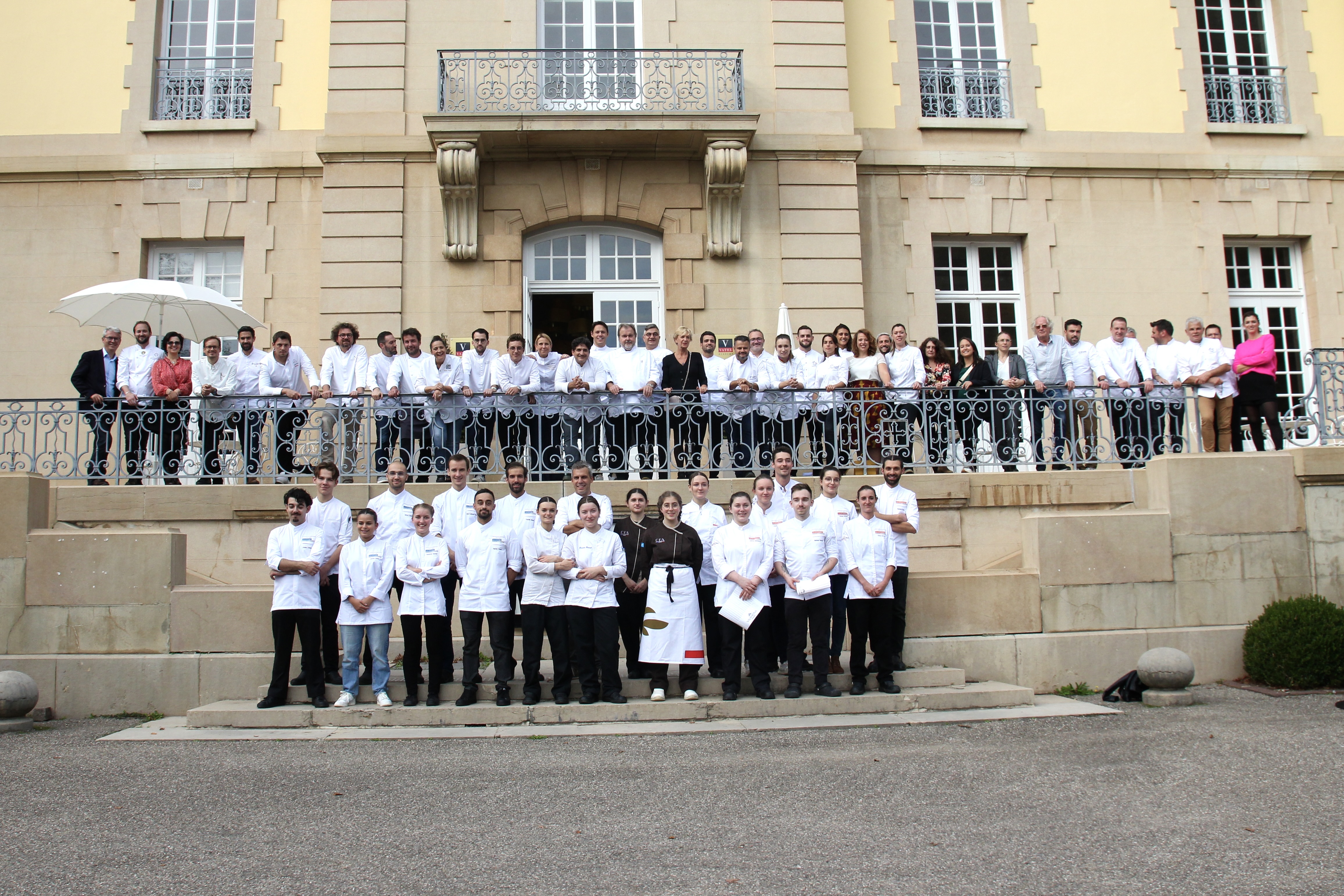 candidats et jury sur le perron du chateau lacroix laval