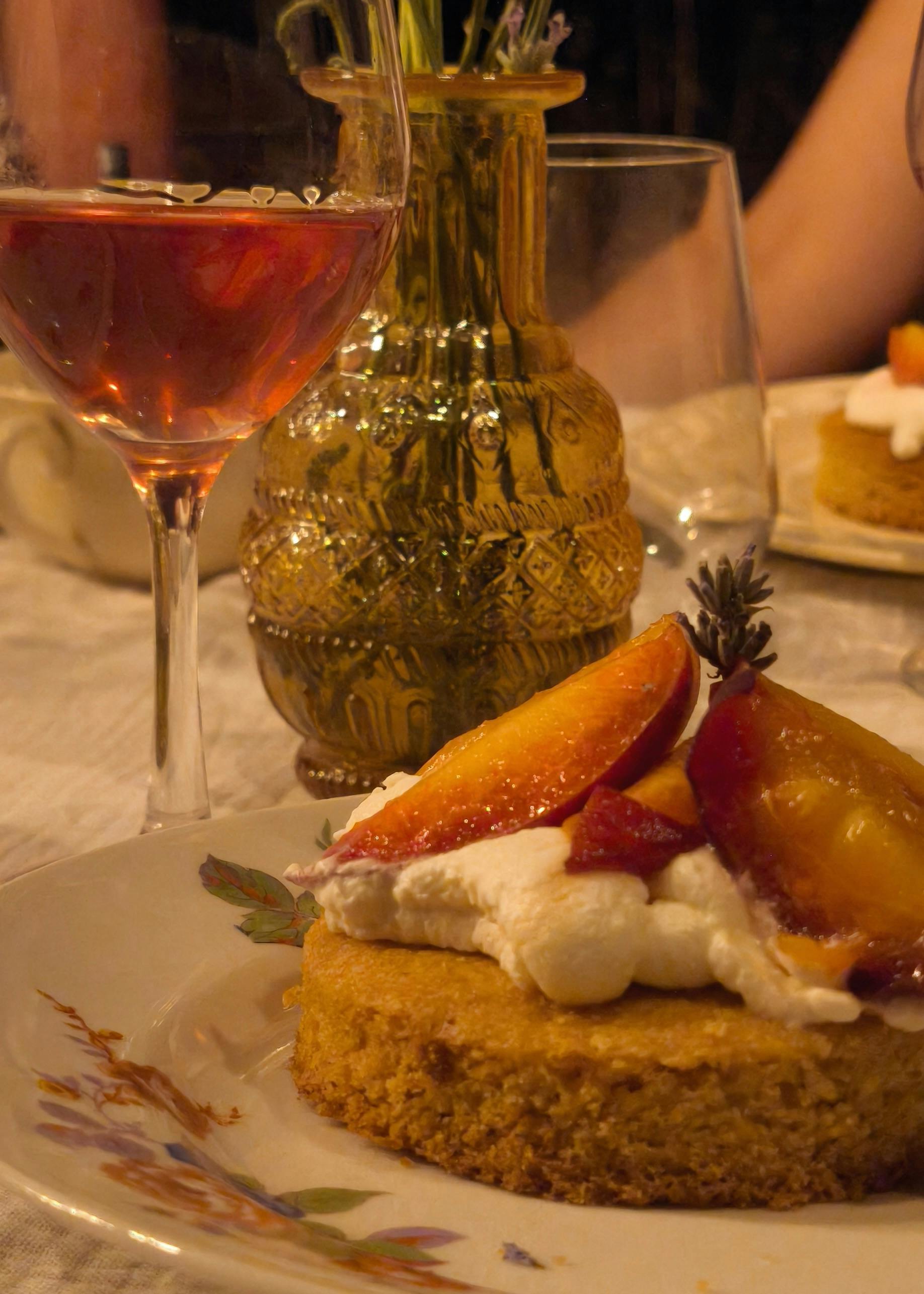 Sablé breton, ganache montée à la lavande et pêche pochée