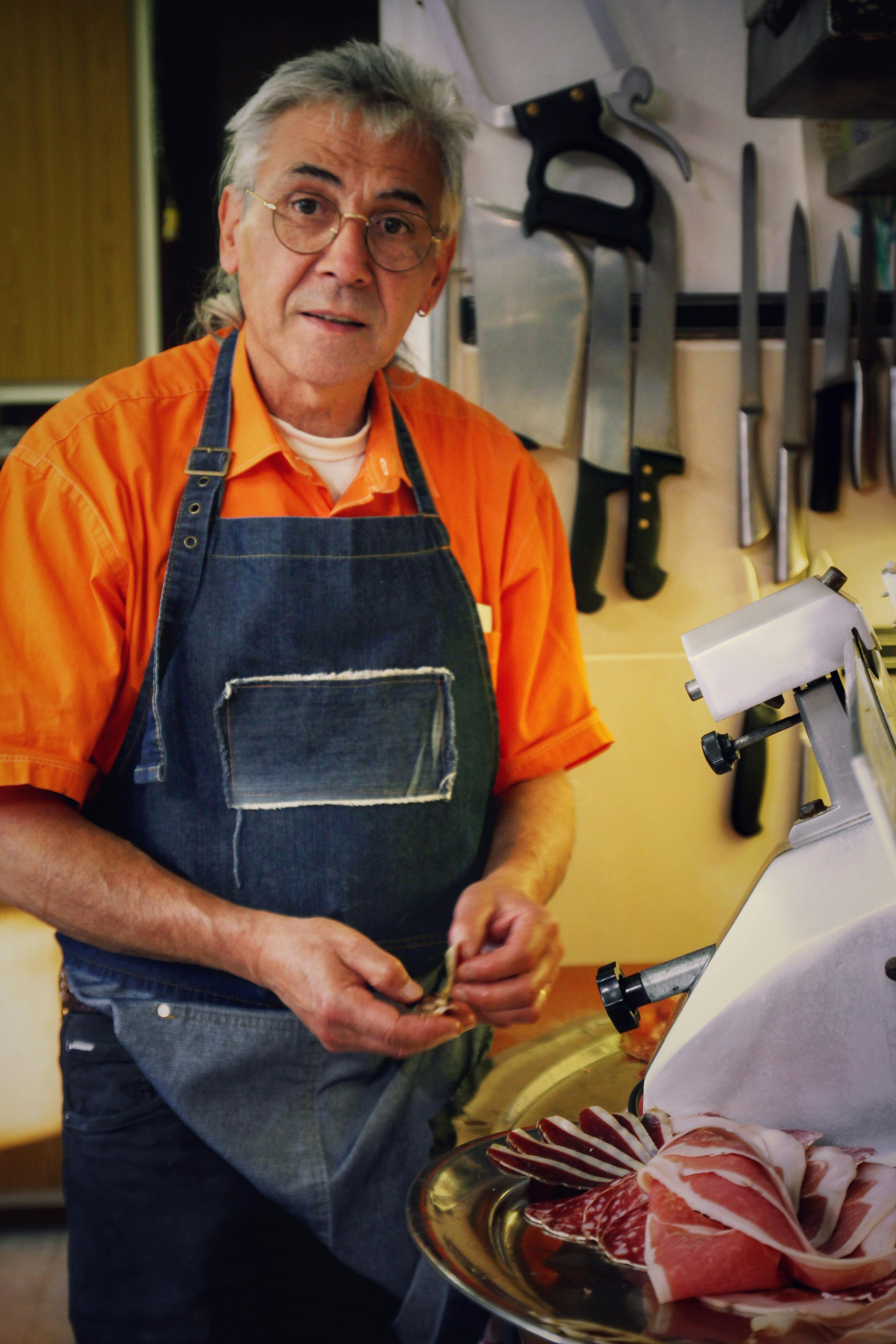 Claude devant son plateau de Charcuterie