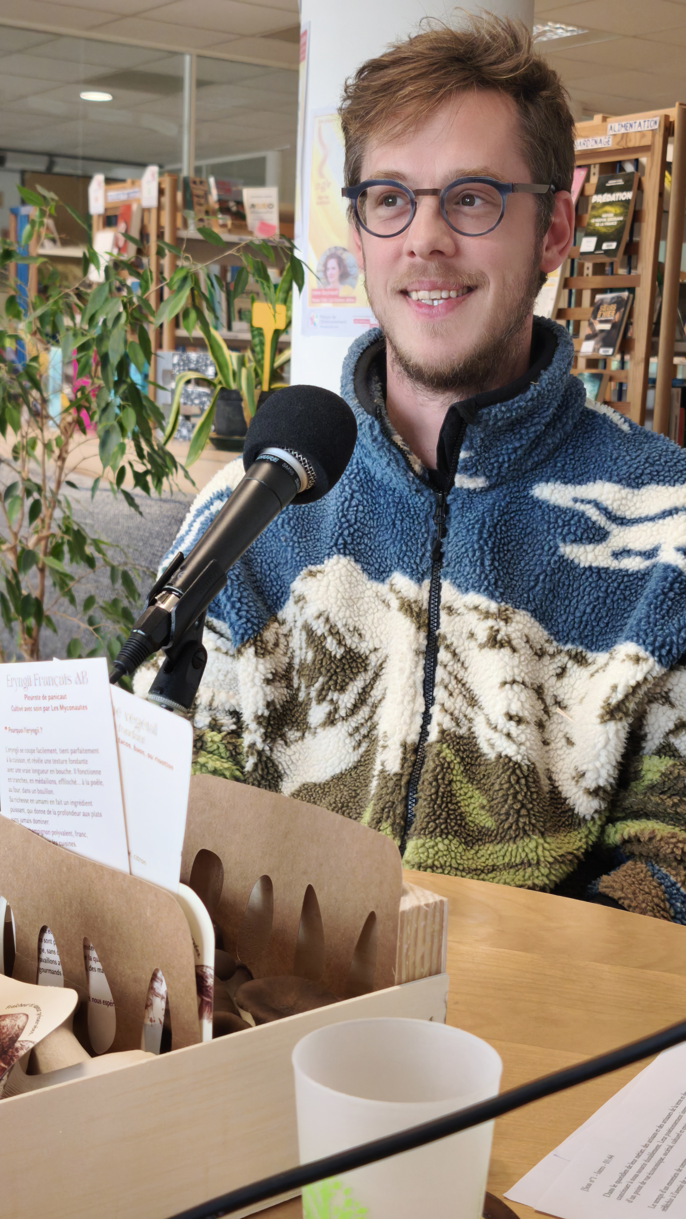 Florestan devant le micro de radio anthropocène