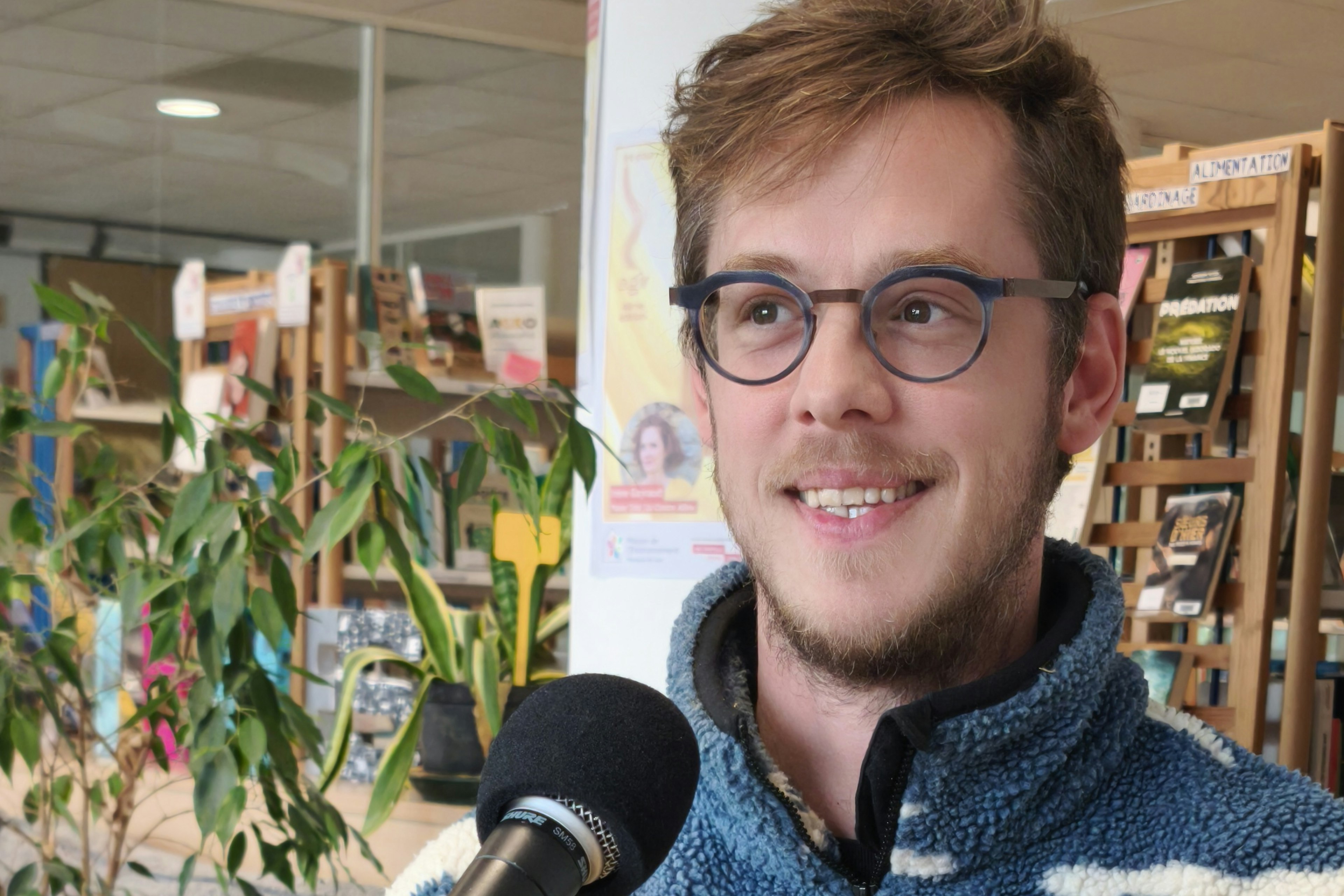 Florestan devant le micro de radio anthropocène