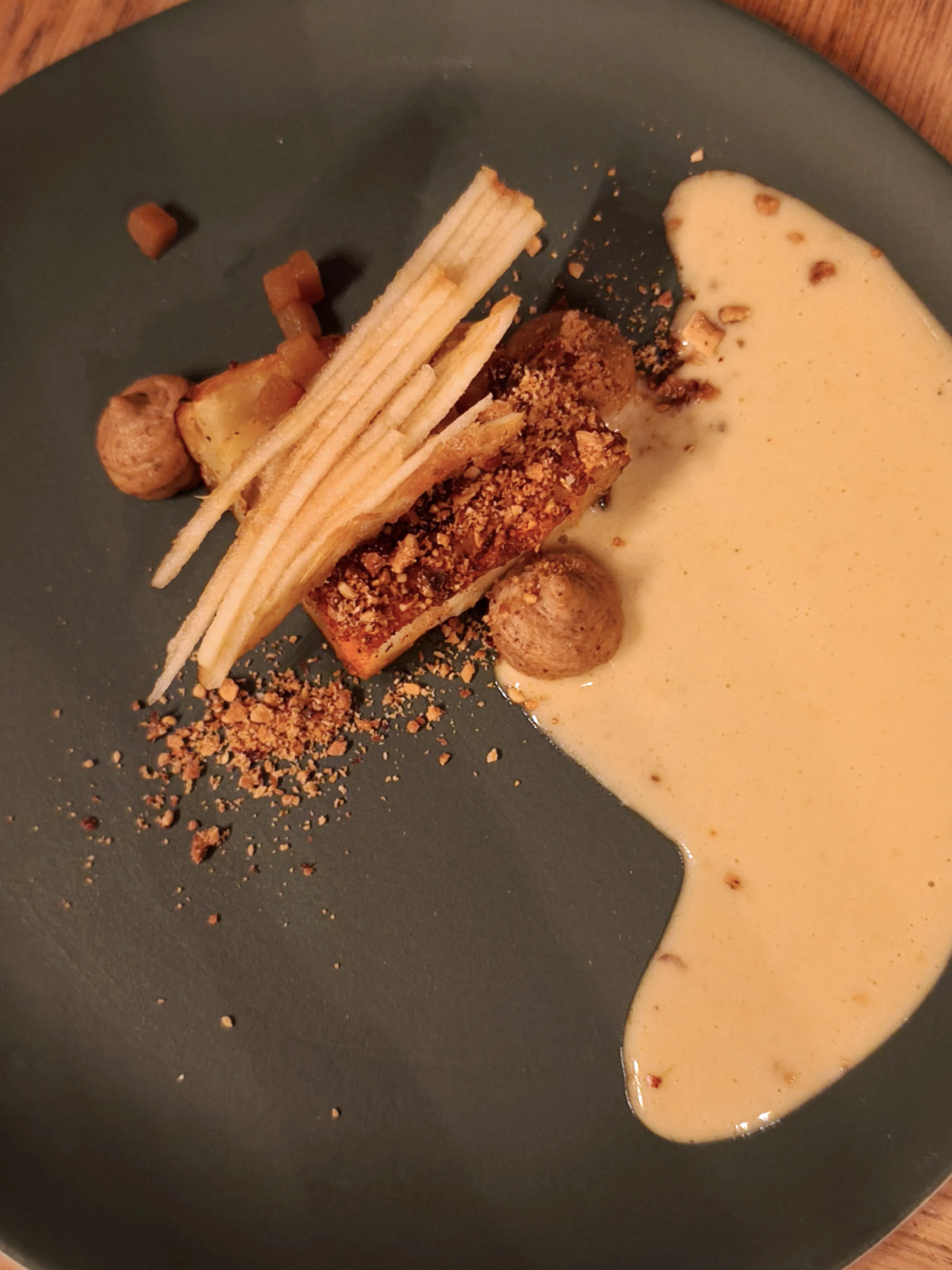Pastrami de céleri rave, noisettes, pommes, pickles de mirabelle, miso - menu 5 temps - février 2026