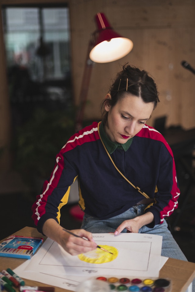 Jeune femme dessinant pour participer aux Piailleries