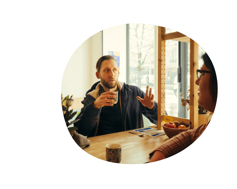 Échange au comptoir entre un pair-aidant et un client