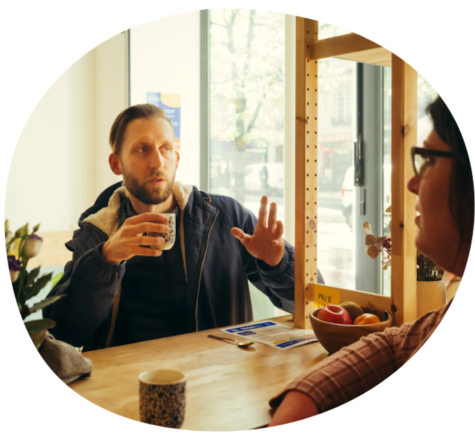 Échange au comptoir entre un pair-aidant et un client