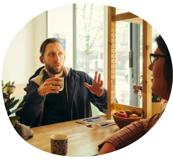 Échange au comptoir entre un pair-aidant et un client