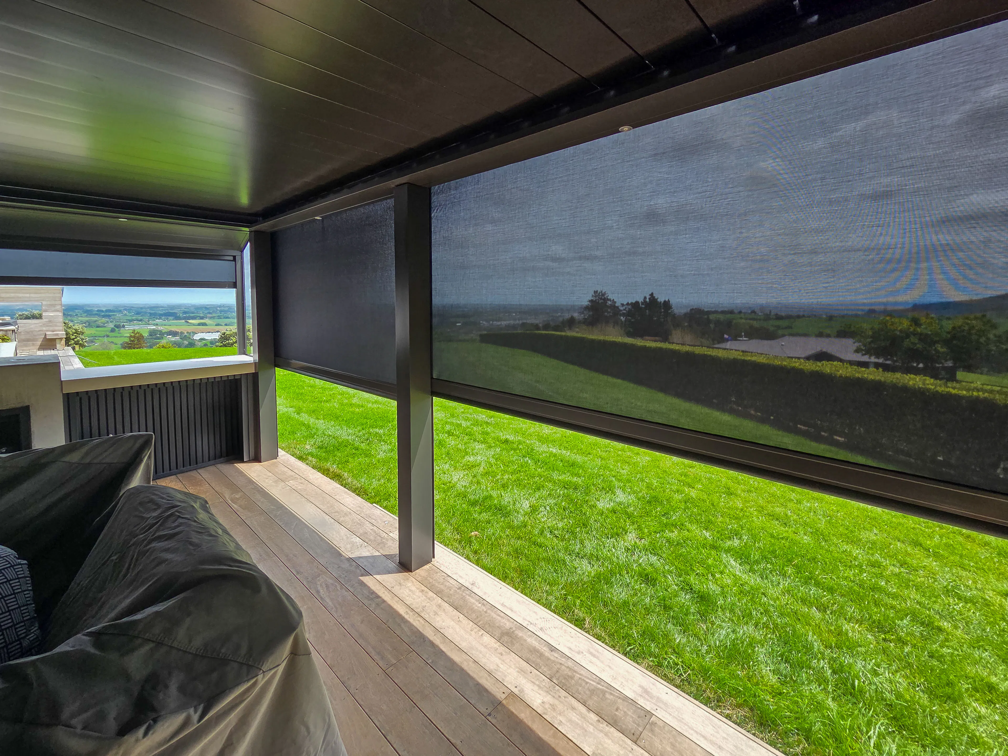 Outdoor blind black - view but no wind