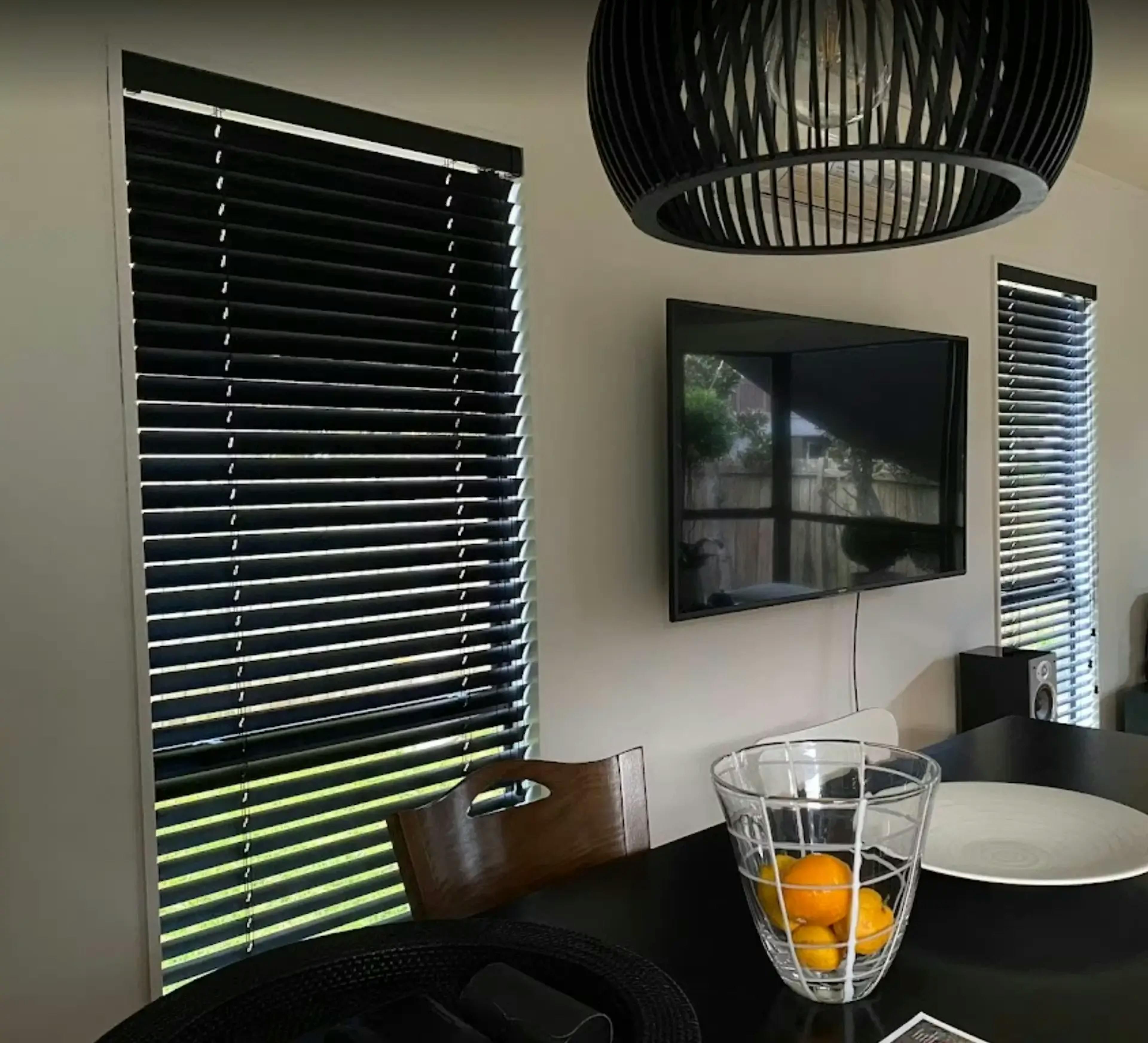Light-filtering horizontal window blinds