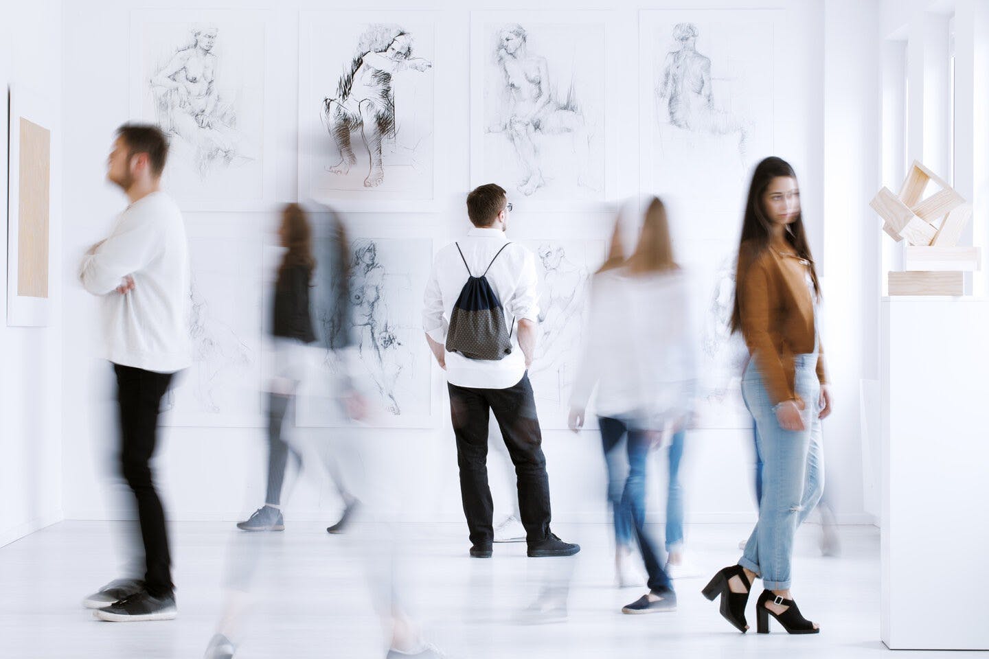 Visiteurs dans un musée