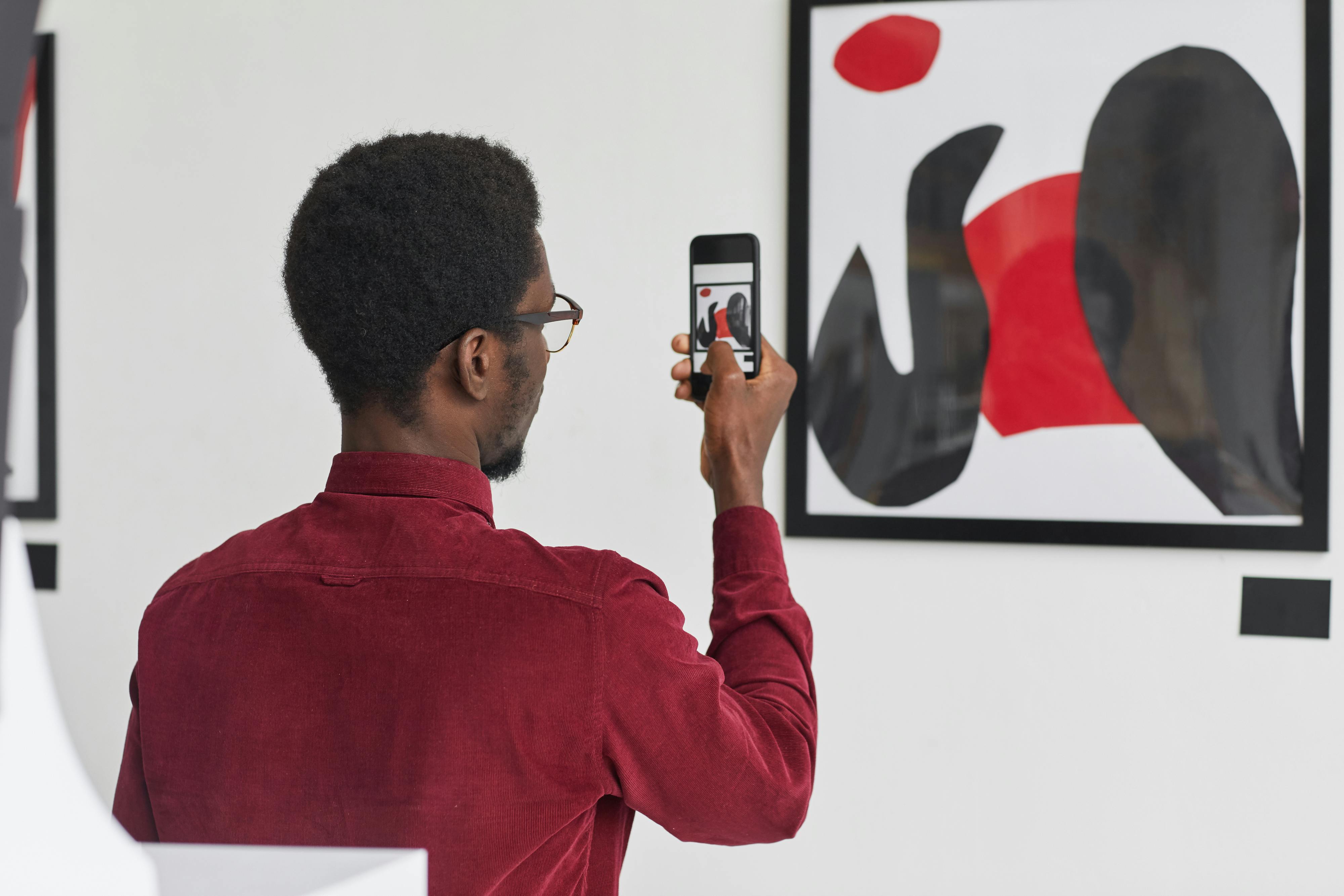 Un homme afro-américain enregistrant une vidéo dans le musée d'art moderne