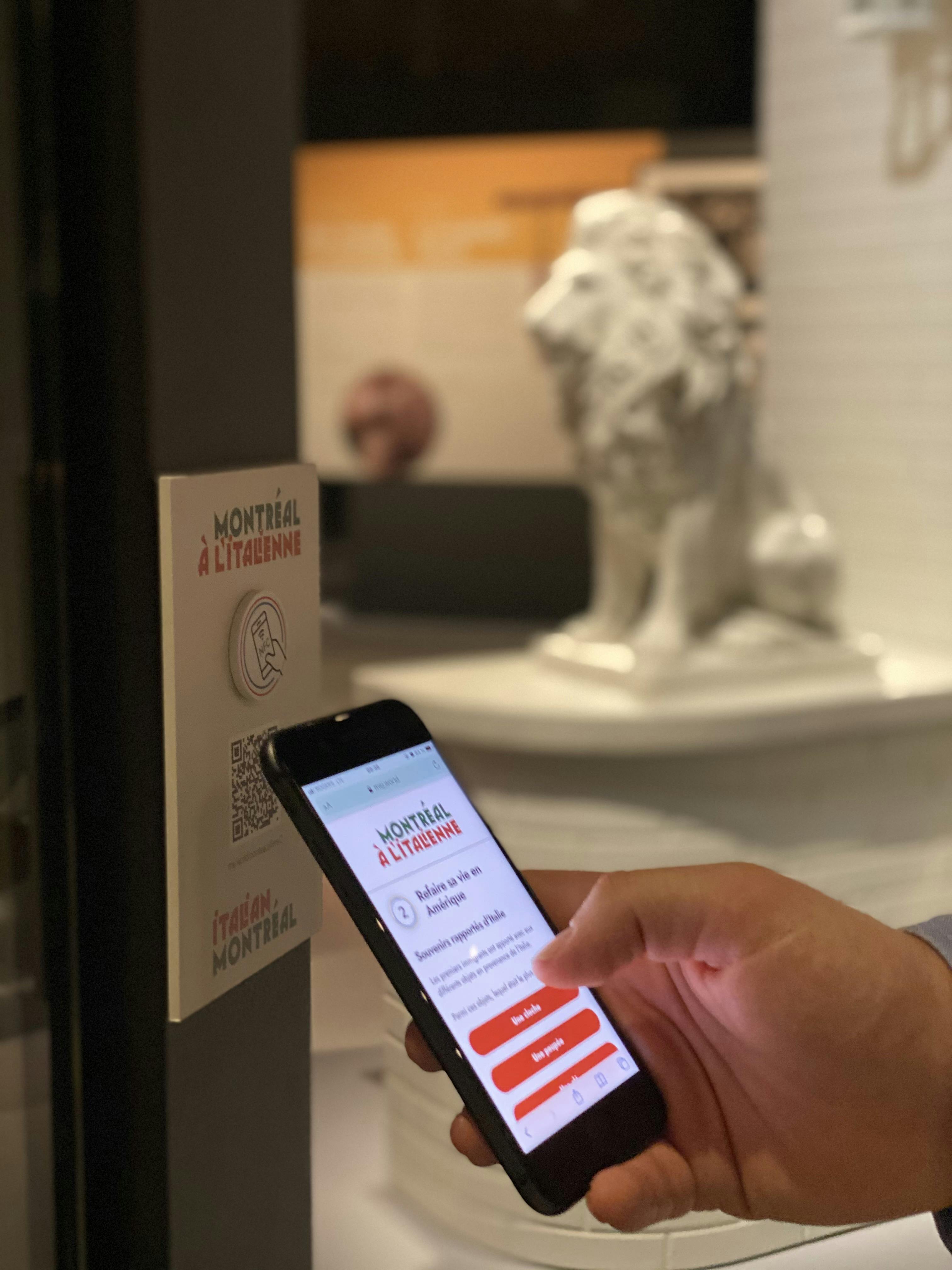 Un téléphone lit une puce NFC dans l'exposition "Montréal à l'Italienne"