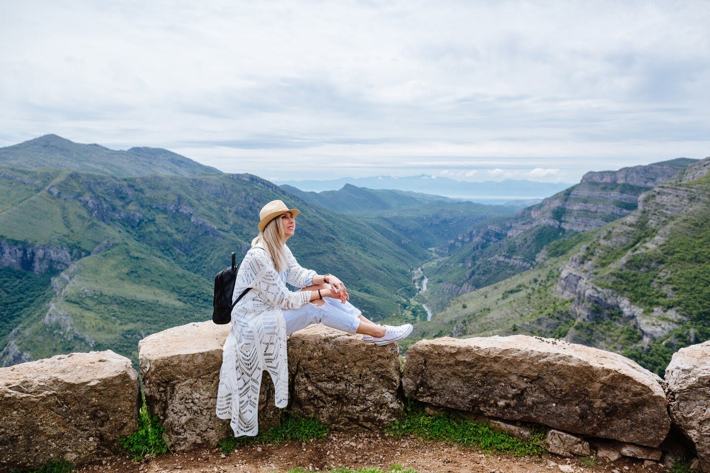 Une femme voyagent dans les montagnes