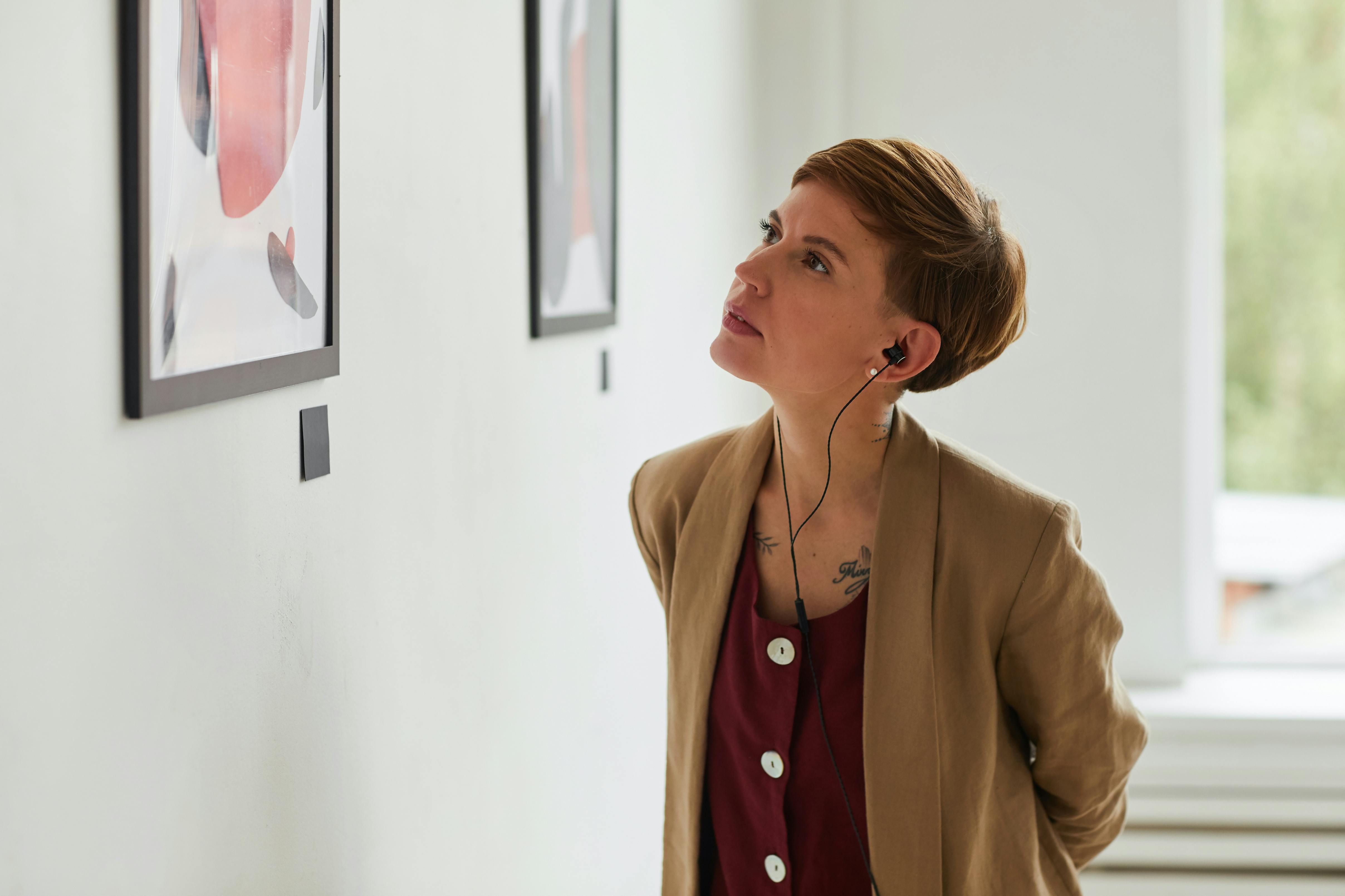 Jeune femme regardant des peintures dans un musée