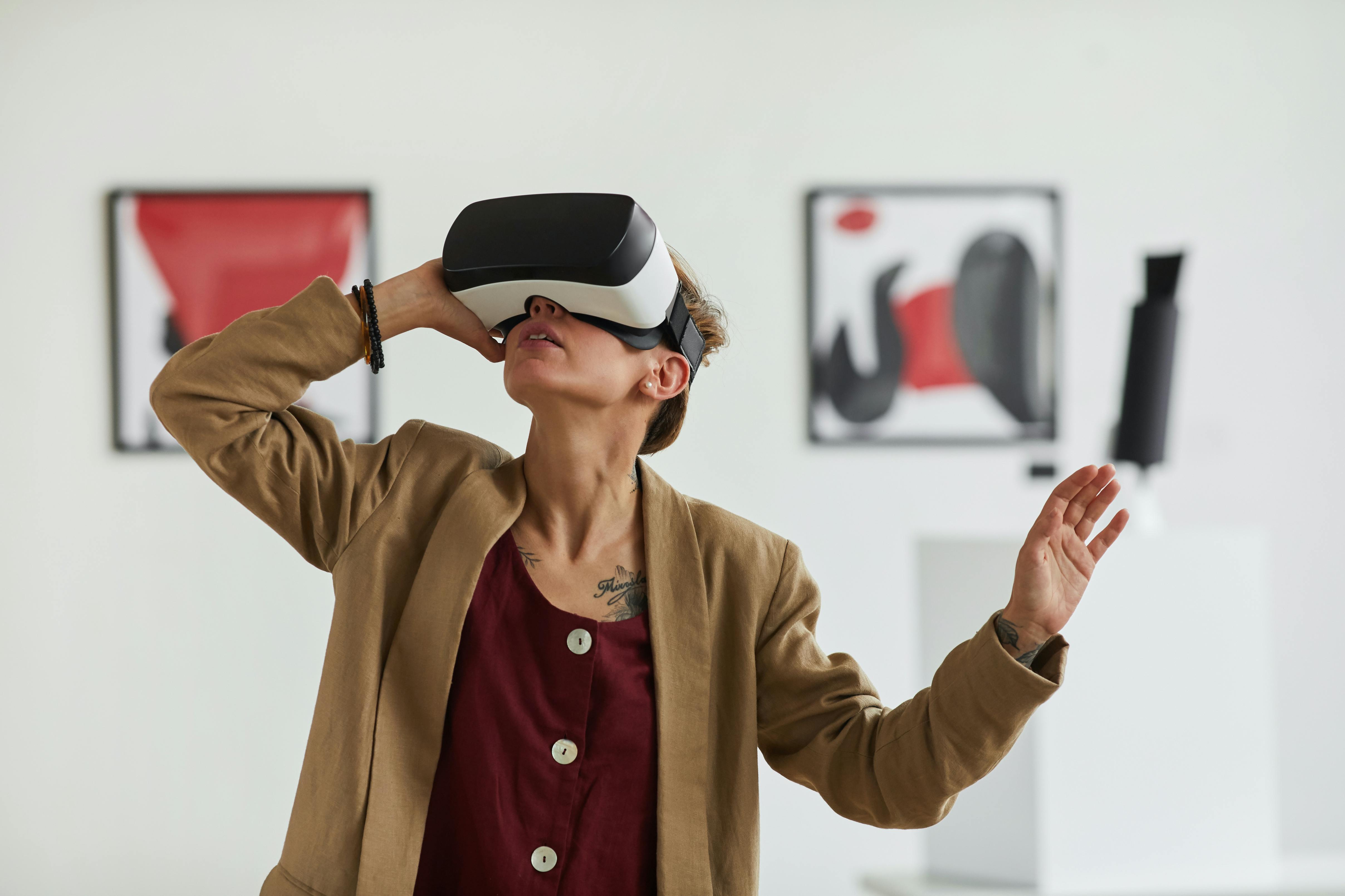 Jeune femme portant un casque de réalité virtuelle au Musée d'Art Moderne
