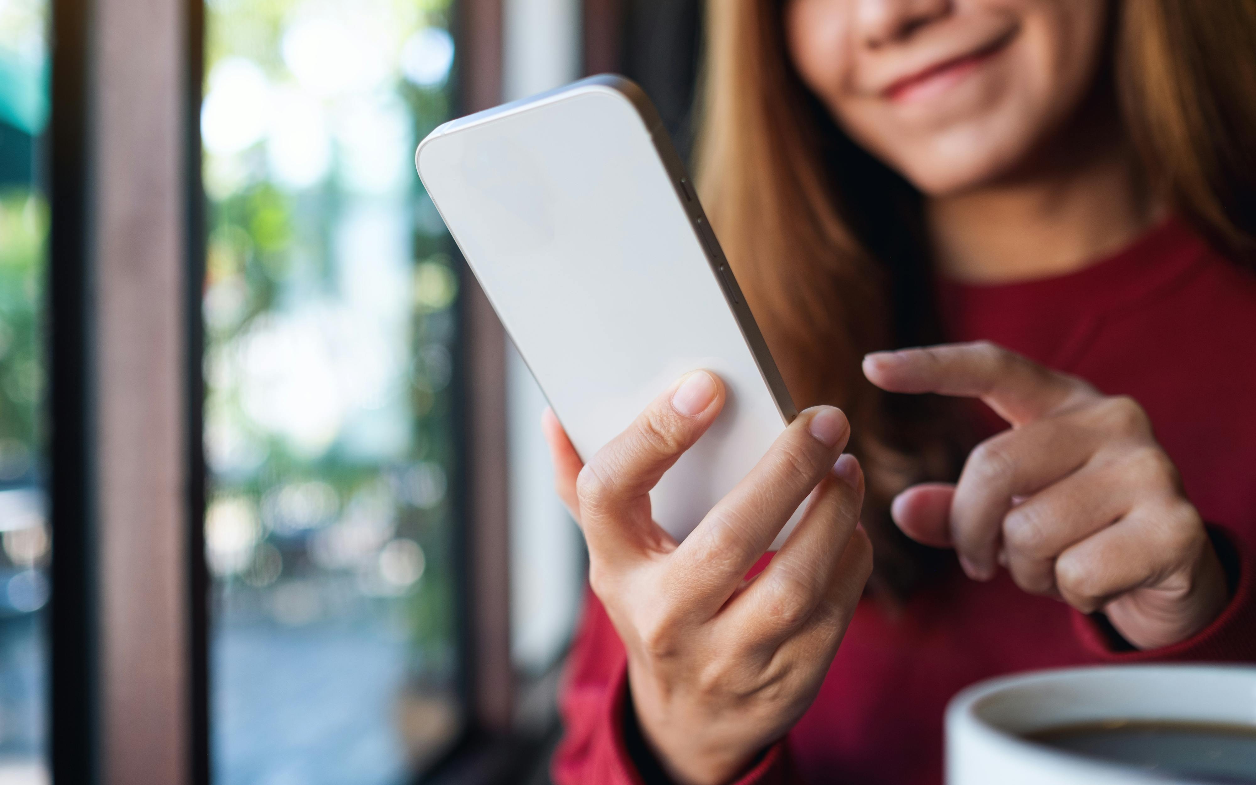 Photo de près d'une jeune femme utilisant son téléphone portable