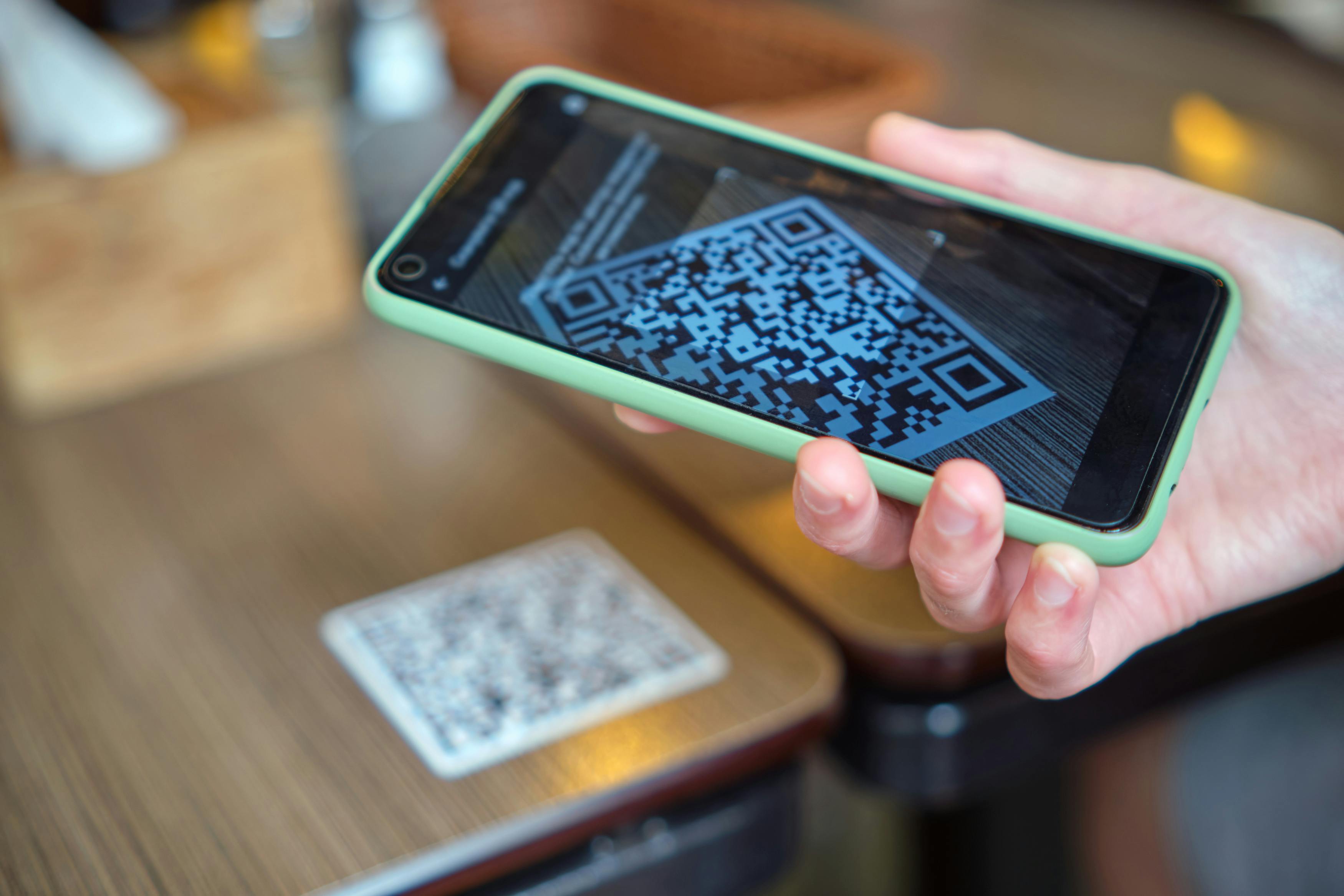 Gros plan d'une personne scannant un code QR avec un téléphone mobile