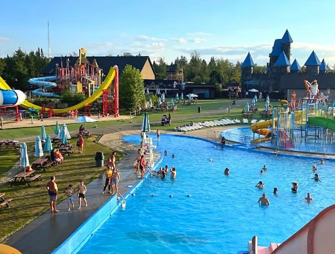 Plan d'une piscine avec le Complexe Atlantide en fond.