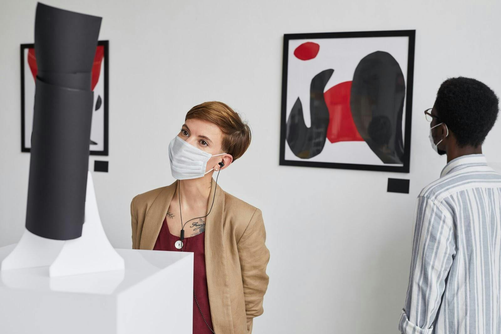 Femme portant un masque dans un musée.