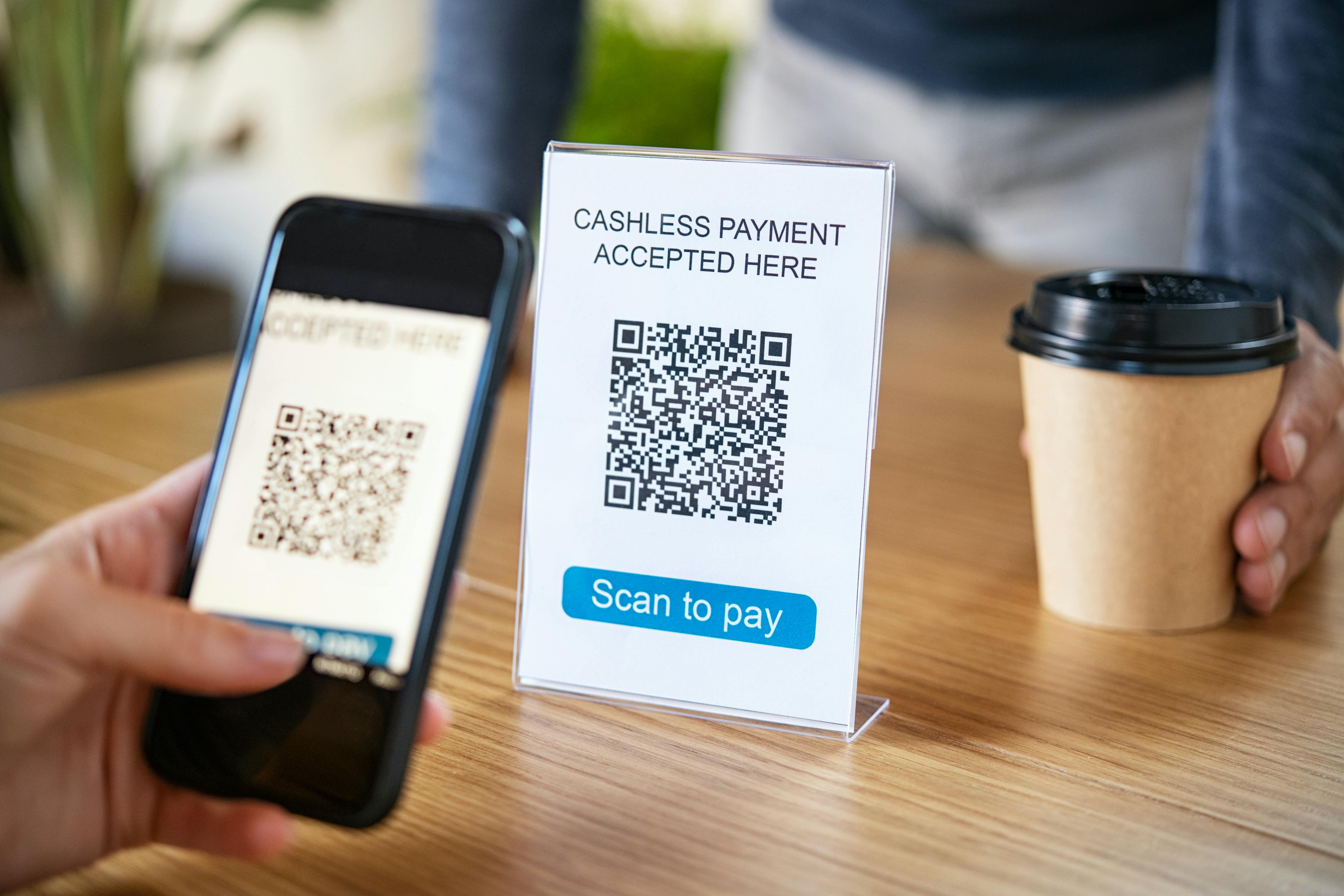 Paiement numérique par code QR dans un café