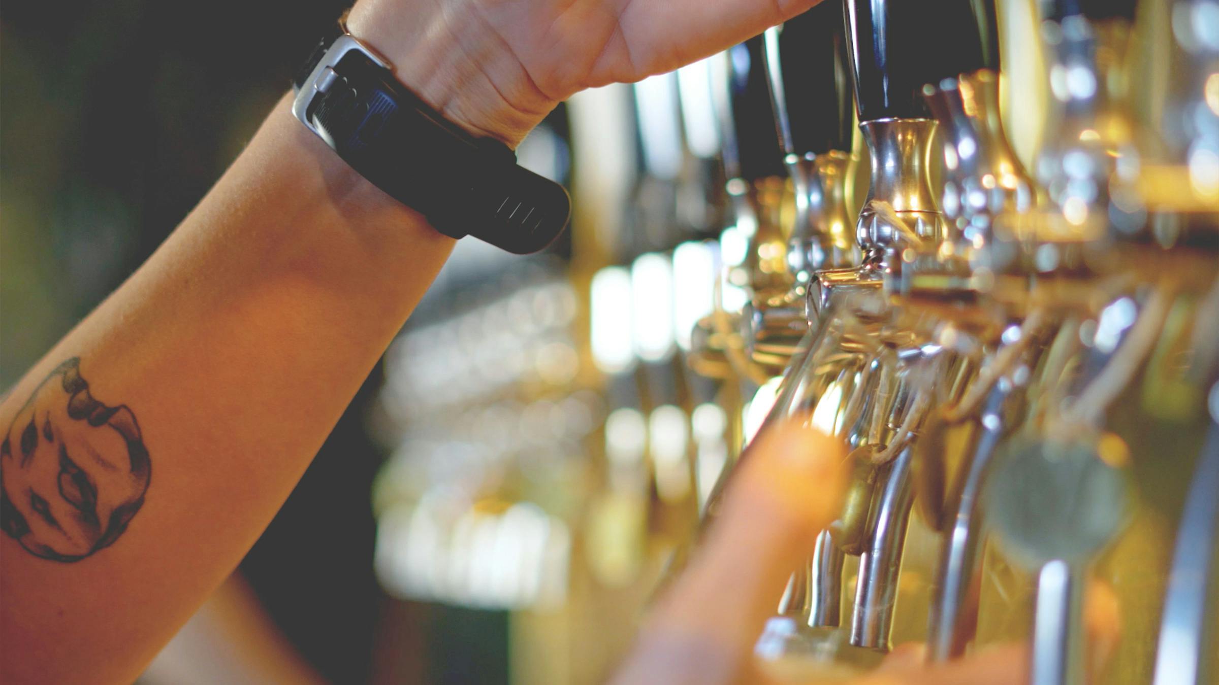 Häller upp öl på Postgatan