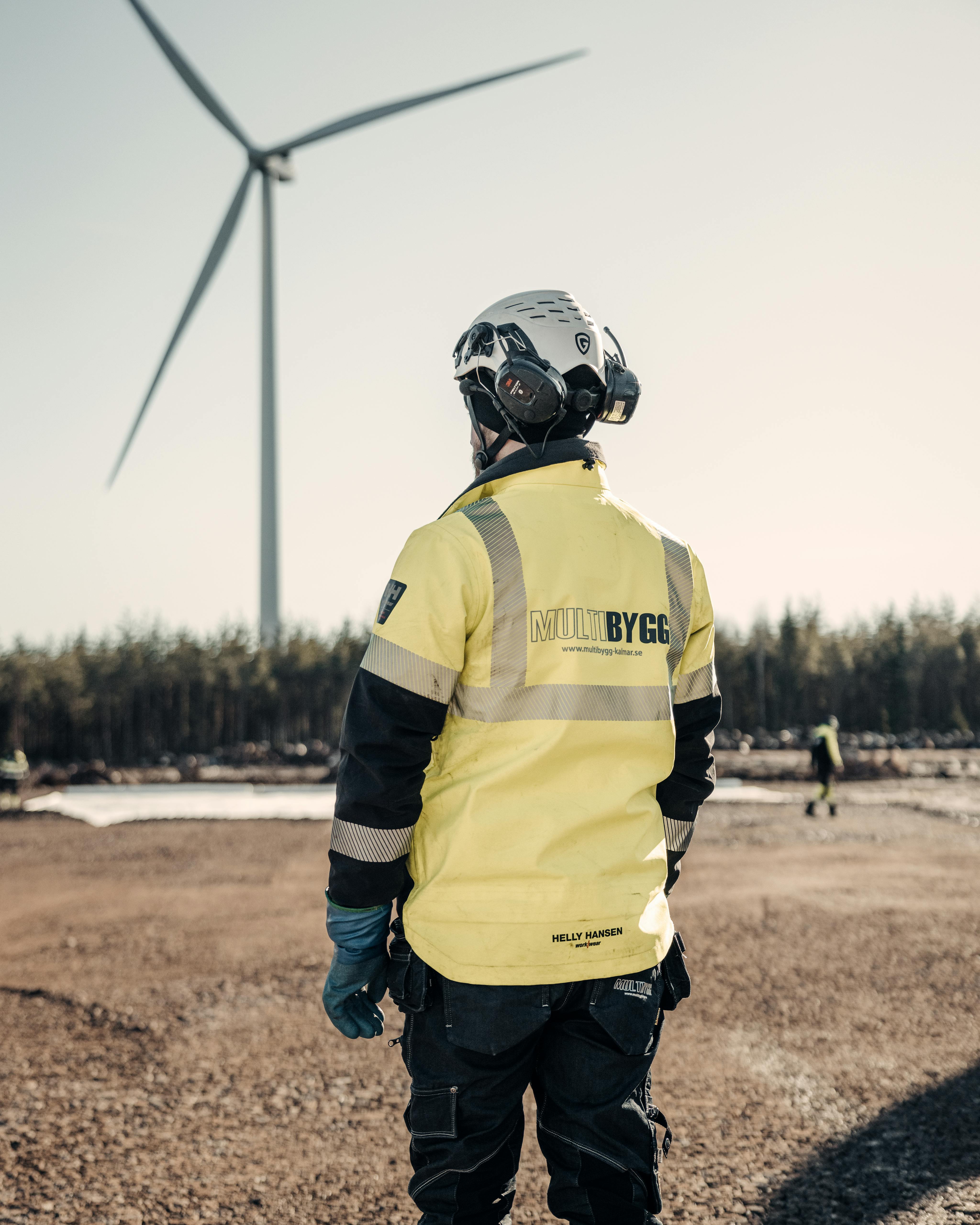 Medarbetare på plats i Mönsterås där den nya industriella biogasanläggningen byggs.