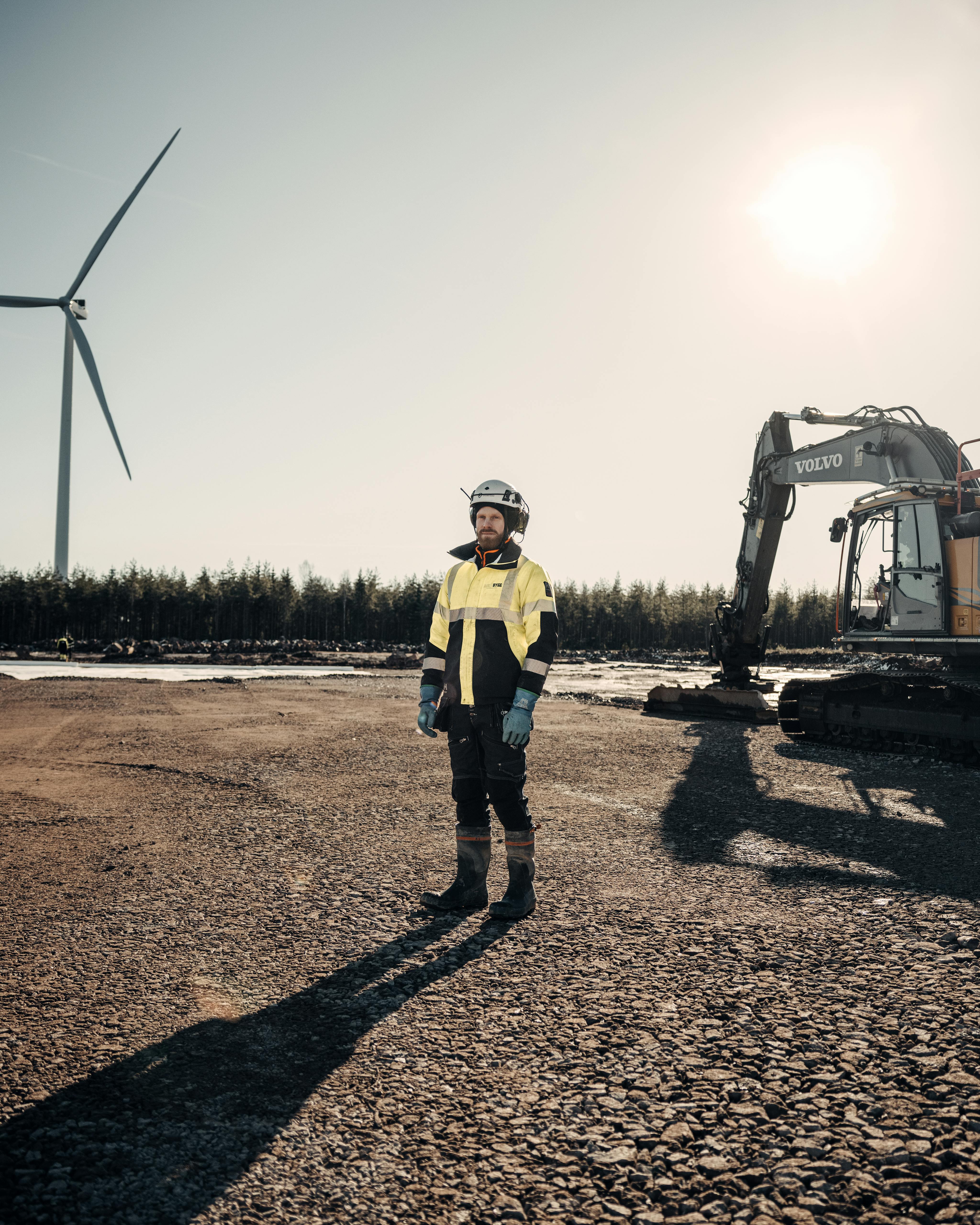 Medarbetare på plats i Mönsterås där den nya industriella biogasanläggningen byggs.