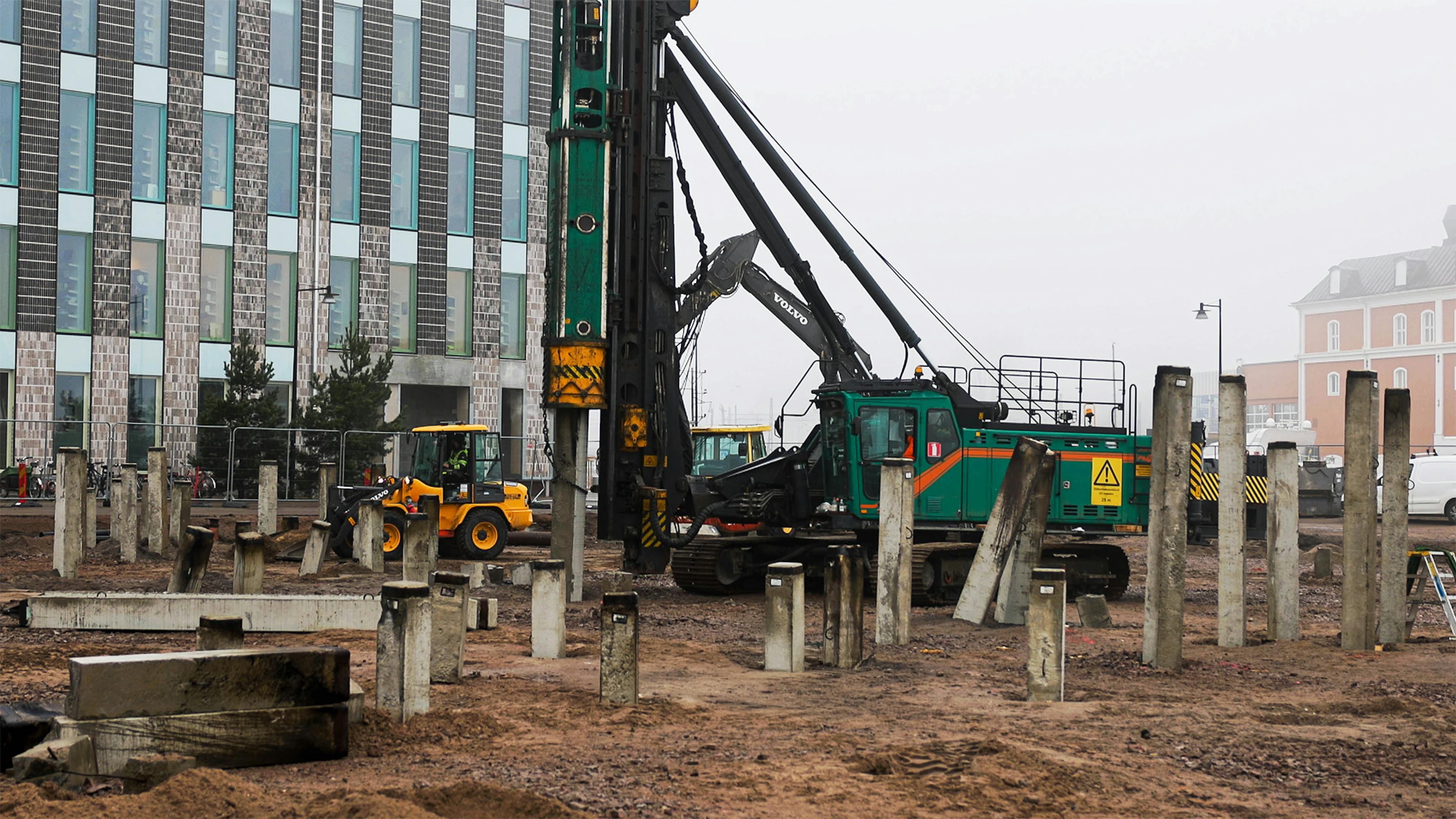 Påbörjat projekt på Universitetskajen i Kalmar – nytt hotell väntas stå klart våren 2027.