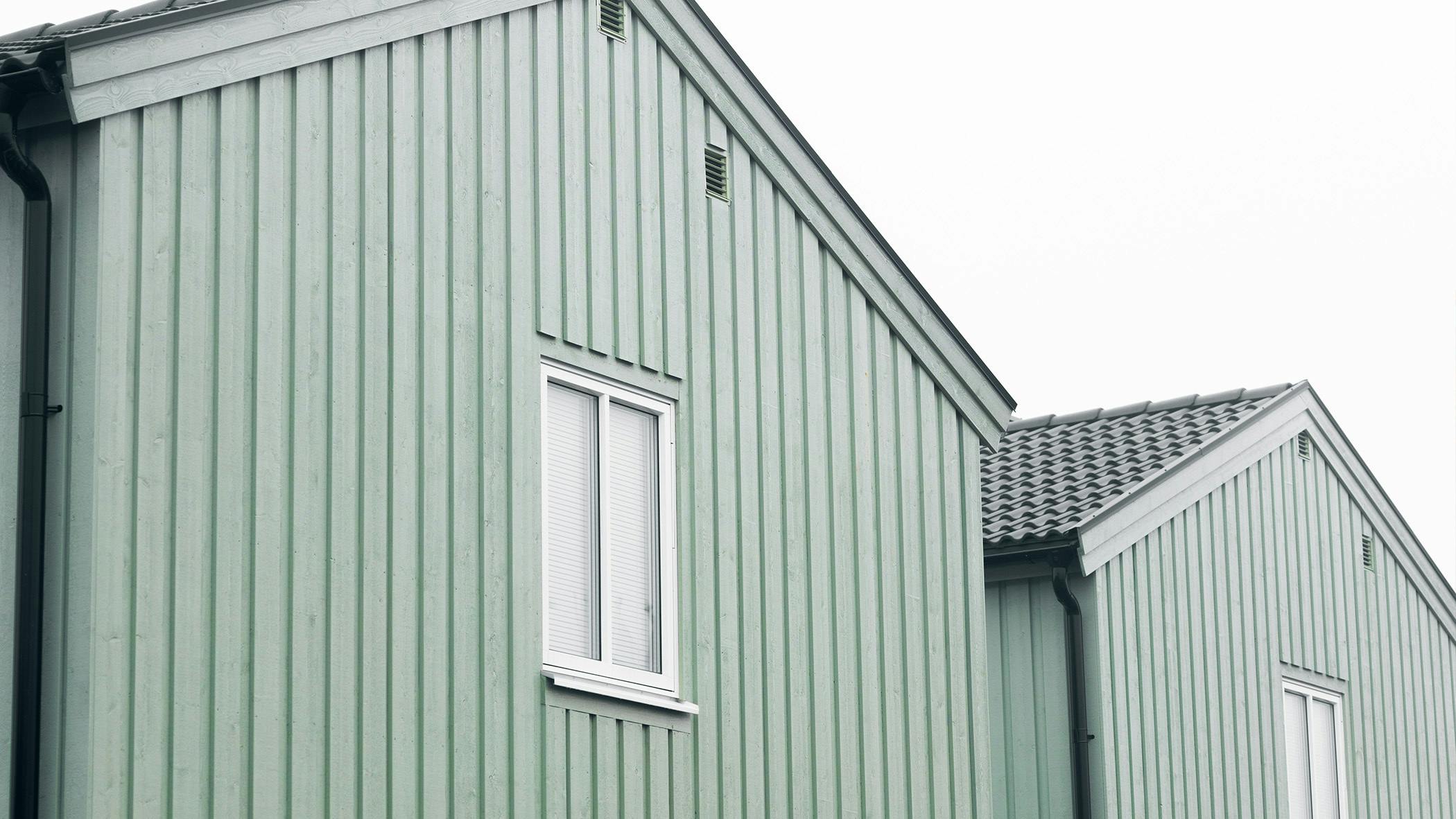 Utsidan av Tegelslagaren i Smedby, grön fasad.