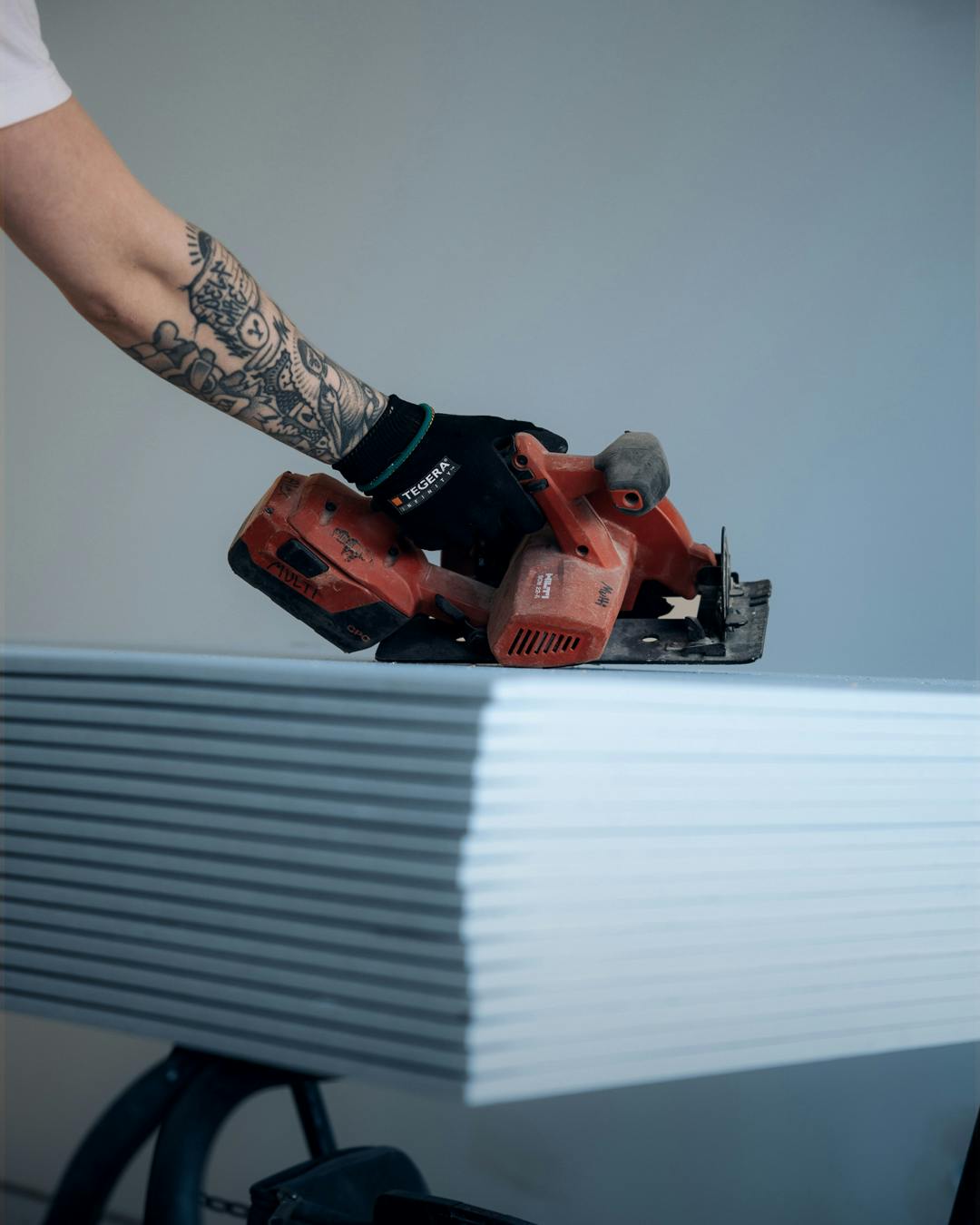 Anställd hos Multibygg på byggplats, renovering av Tegelslagaren.