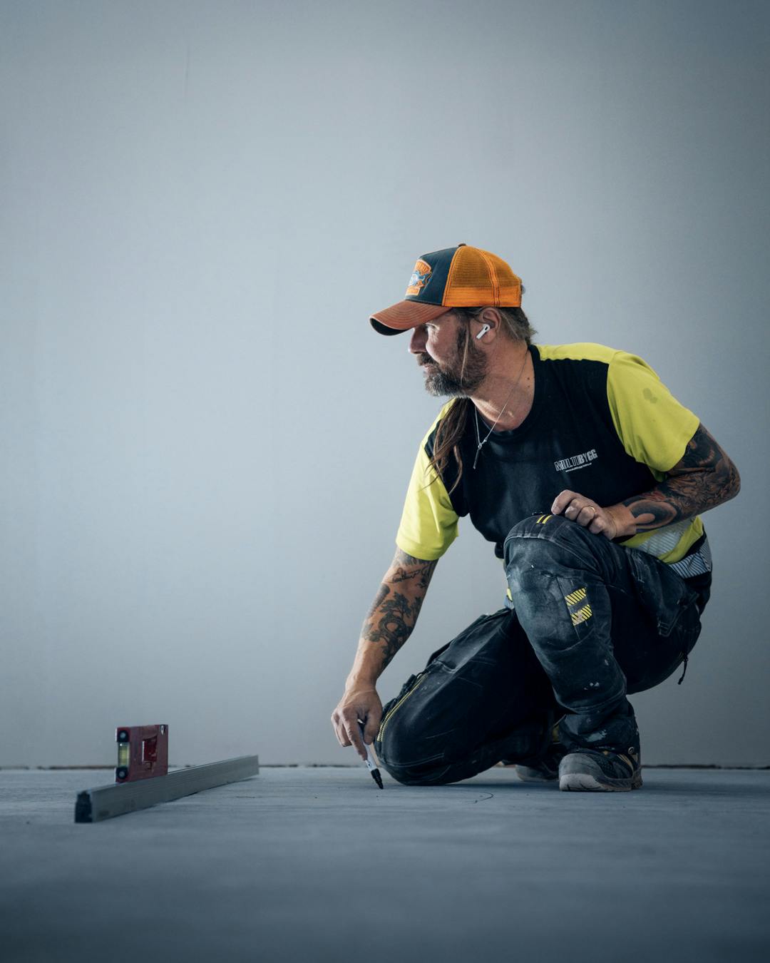 Anställd hos Multibygg på byggplats, renovering av Tegelslagaren.