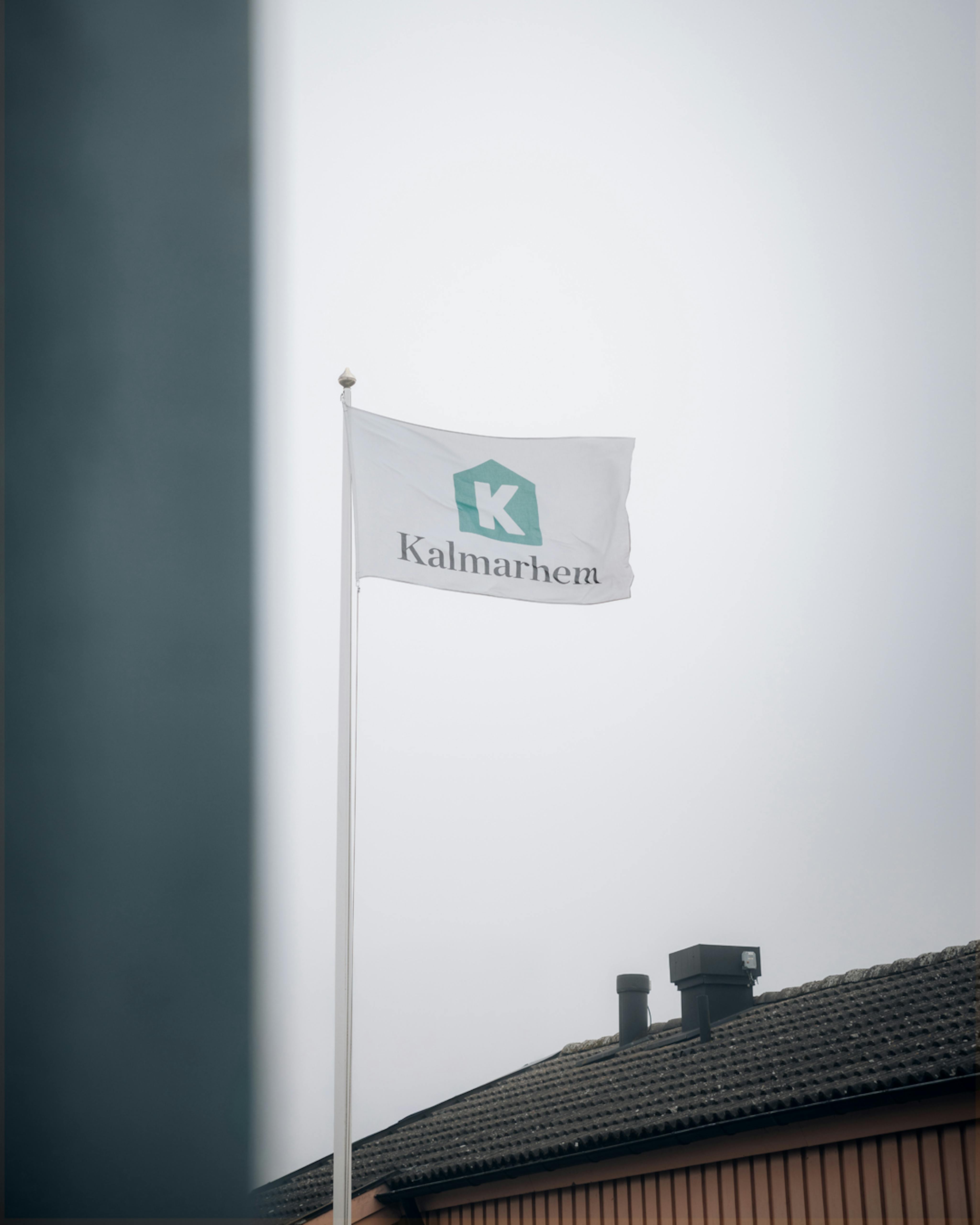 Utsidan av Tegelslagaren efter omfattande renovering av Multibygg, Kalmarhem-flagga.