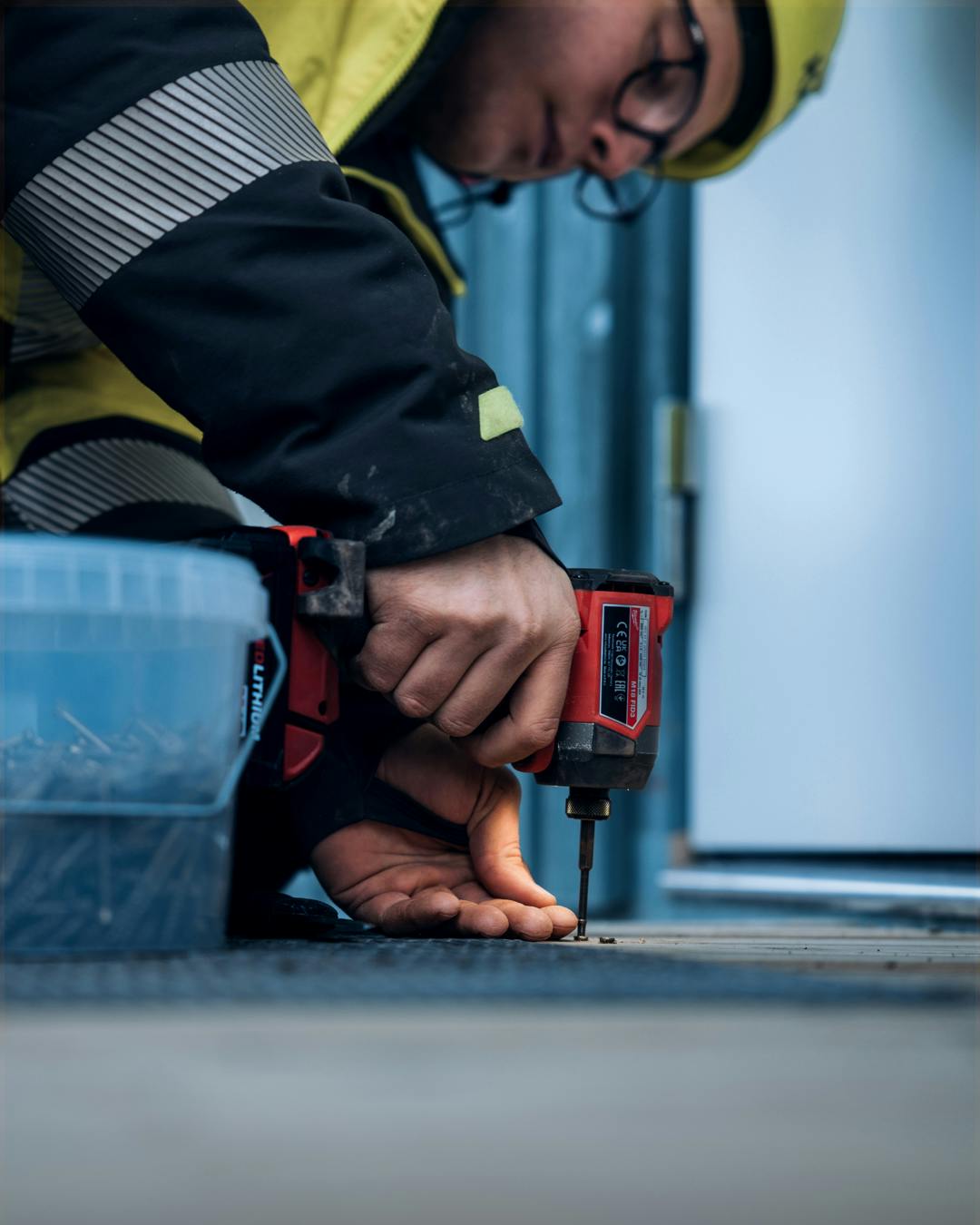 Anställd hos Multibygg på byggplats, renovering av Tegelslagaren.